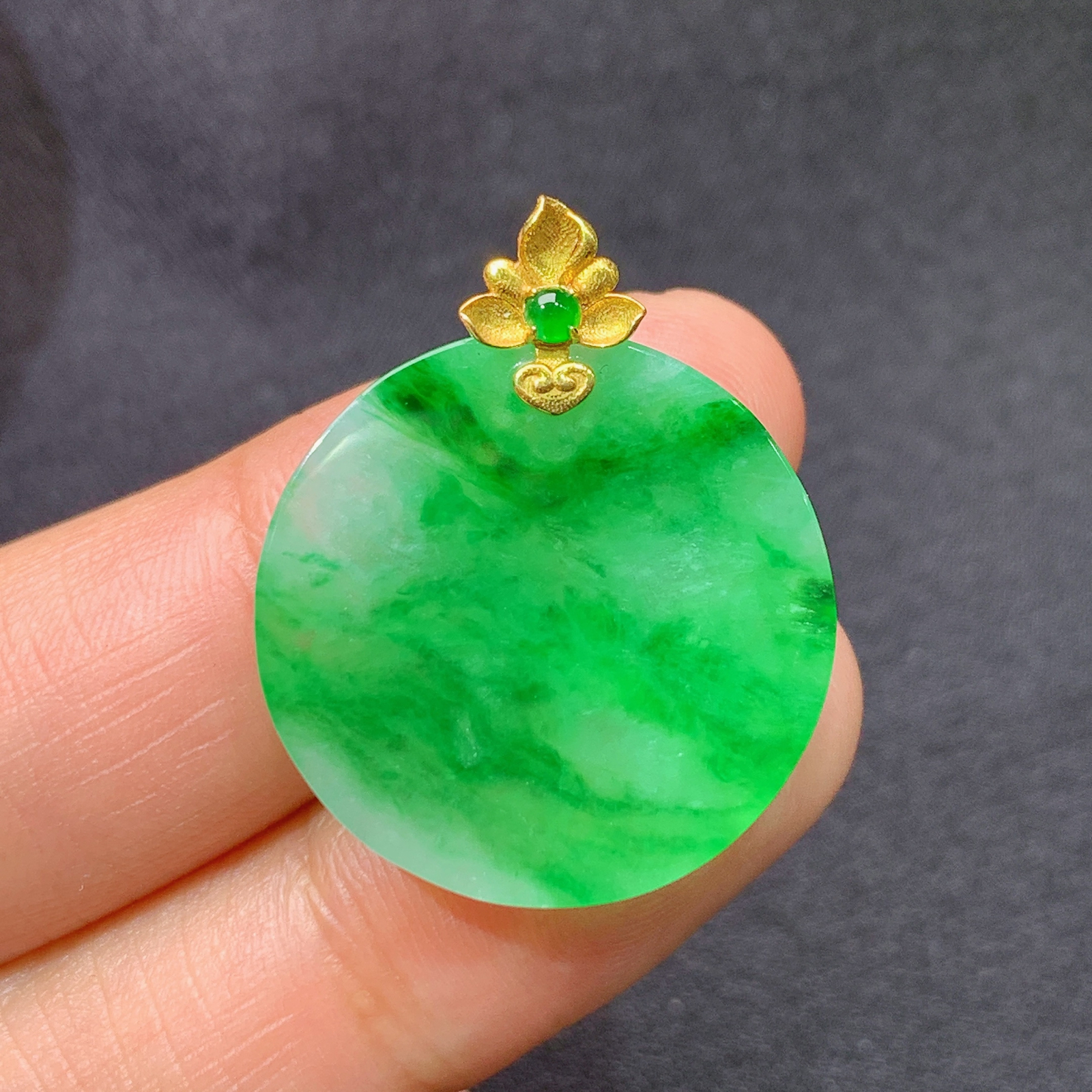 飘绿圆牌吊坠，18k金镶嵌，冰润色阳，种水足，My 尺寸27.3*22.3*3