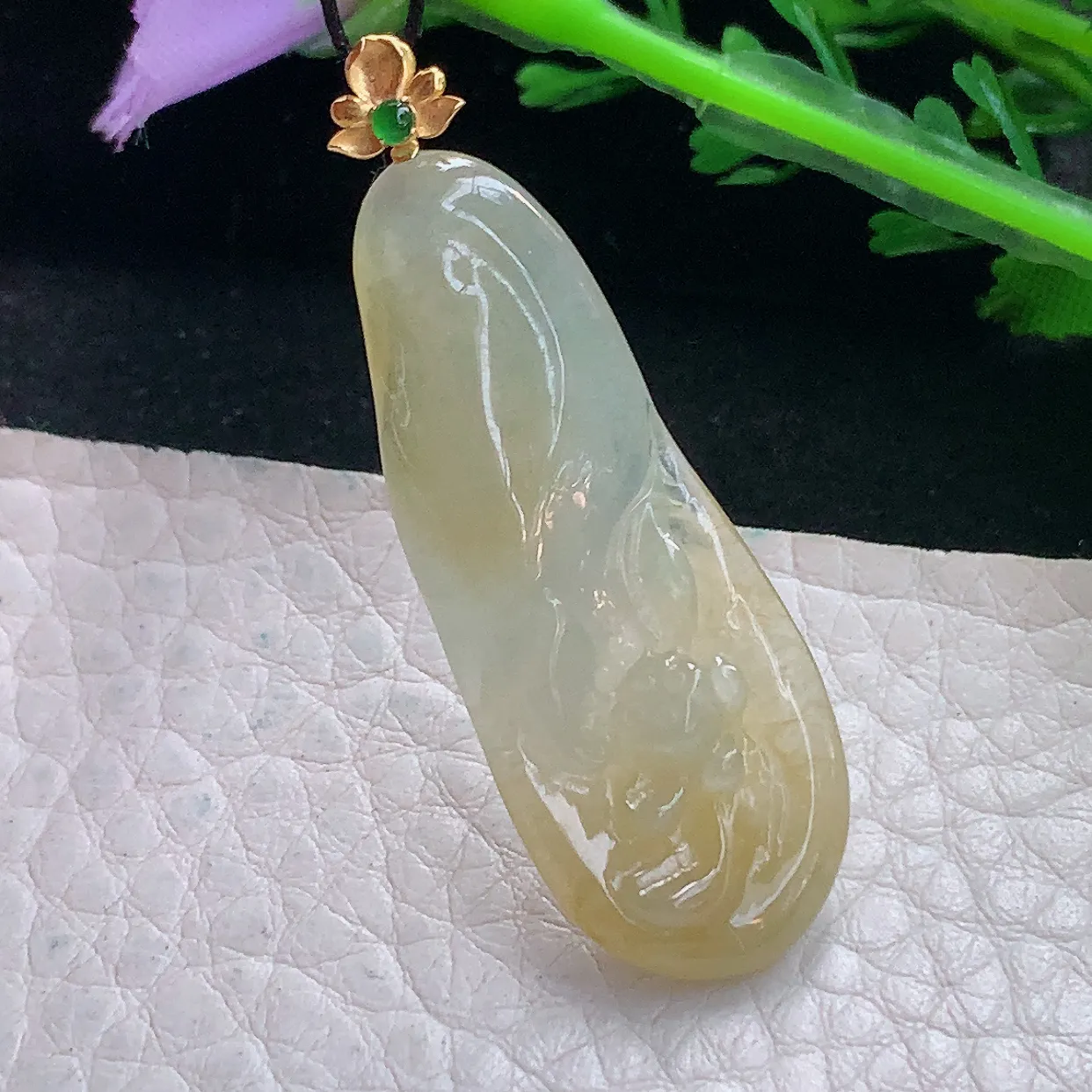 x54自然光45*15.5*5精美翡翠a货冰润冰清玉洁玉吊坠 玉挂件