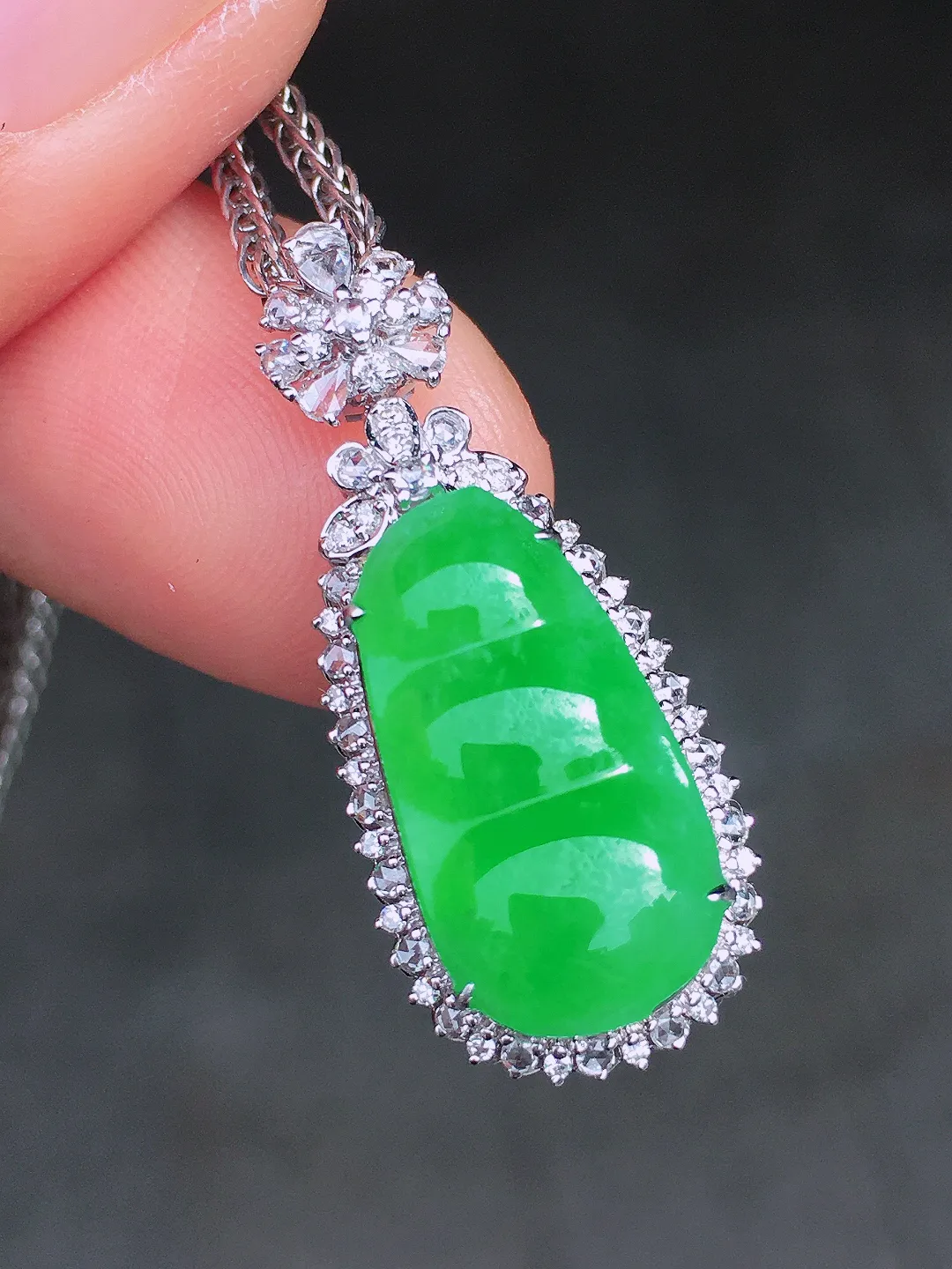 阳绿福豆吊坠，色泽均匀艳丽，玉质细腻，荧光感超
强，饱满圆润，尽显优雅气质，18k
金豪华镶嵌