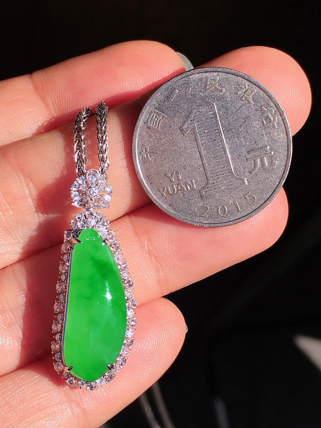 阳绿福瓜吊坠，色泽均匀艳丽，玉质细腻，荧光感超
强，饱满圆润，尽显优雅气质，18k
金豪华镶嵌