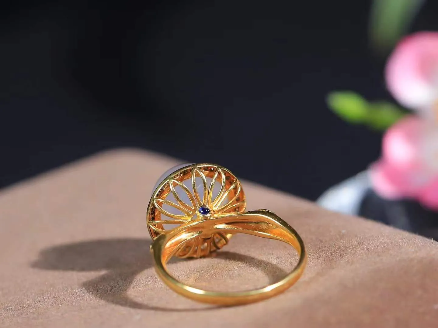 【金镶玉.戒指】

精品和田玉烟紫Au750金戒指 玉质细腻温润 油性十足 ，不论时光如何流转变化，这枚戒指始终闪耀着最初的光芒。精工镶嵌18K金 （保真金 可检测贵金属18K金） 重3.68克 尺寸17-10mm 781201255A