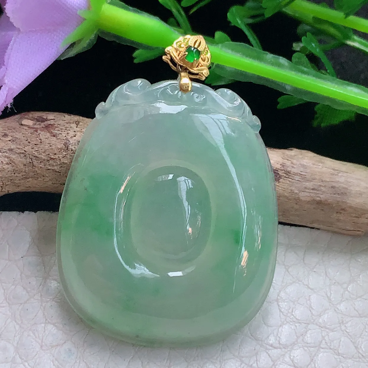x54自然光33.8*28*5.8精美翡翠a货冰绿福贝玉吊坠 玉挂件