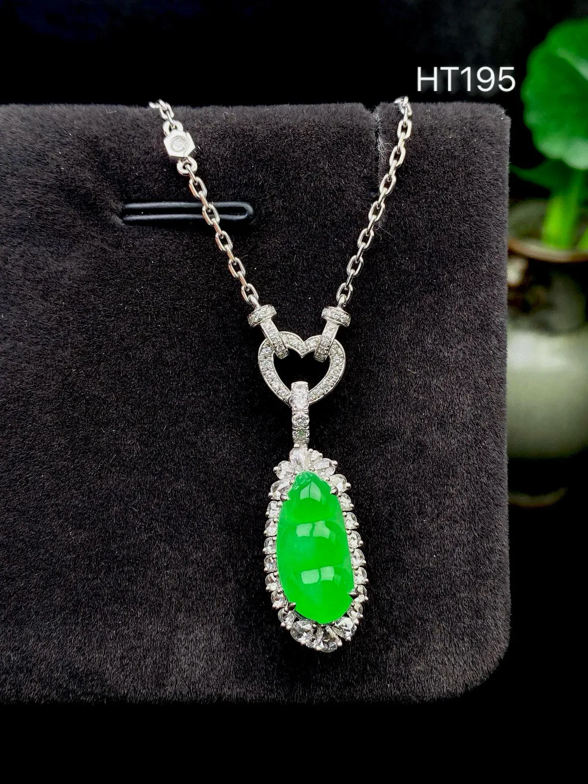 【冰种满绿福豆吊坠】种地上乘，冰感十足，通透起光，饱满圆润，18k金钻镶嵌，裸石尺寸14.3*6.9