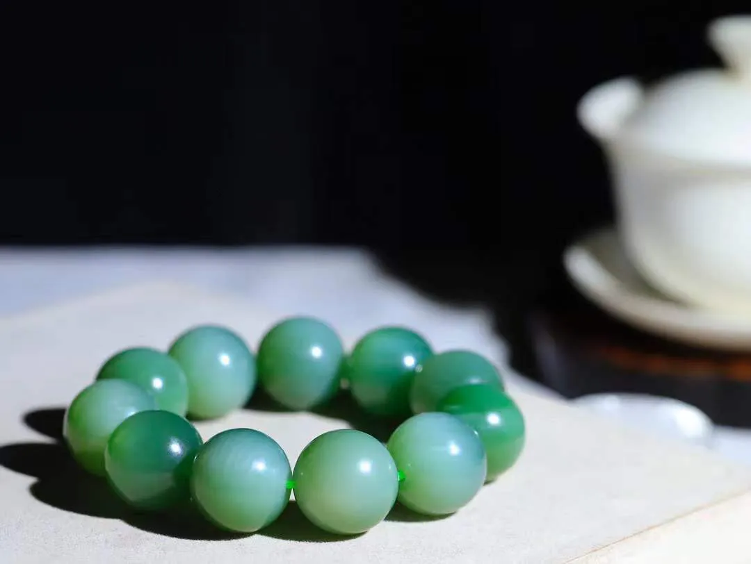 【珠圆玉润.手串】

精品️和田玉碧玉猫眼珠圆玉润手串 玉质温润细腻  整串打磨圆润，佩戴舒适。珠