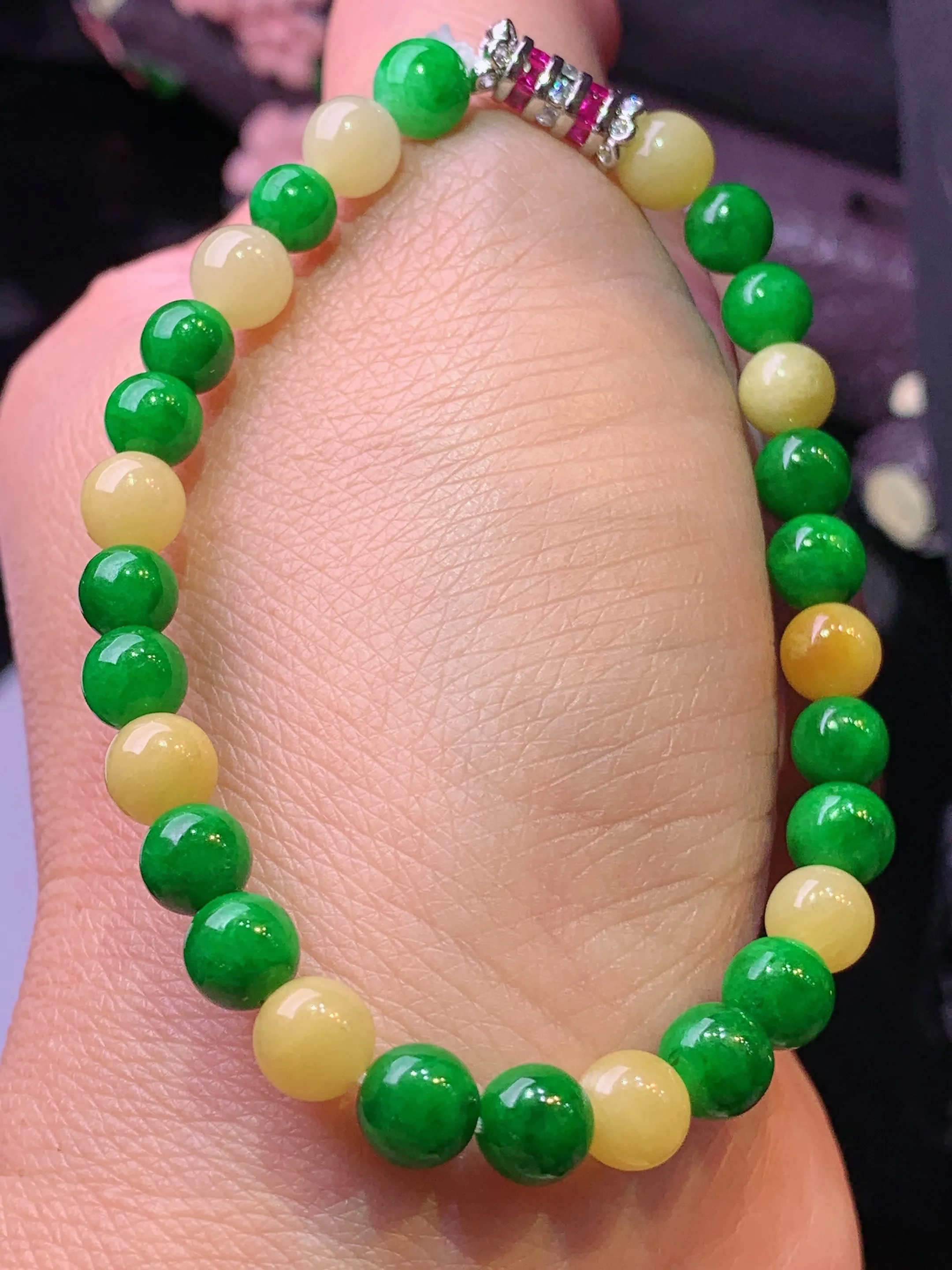 黄绿圆珠手链 玉质细腻 水润亮眼 色泽艳丽 整体尺寸5.8