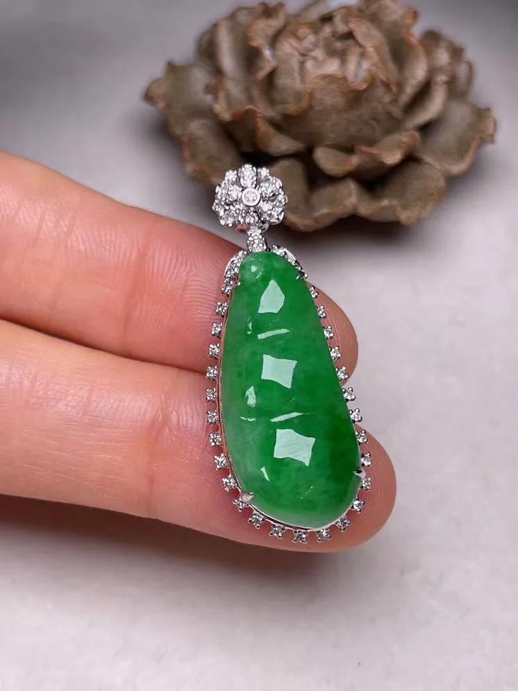 冰糯种辣色福豆吊坠、真金真钻镶嵌，种水好，玉质细腻 .裸石尺寸 25.3*11.5