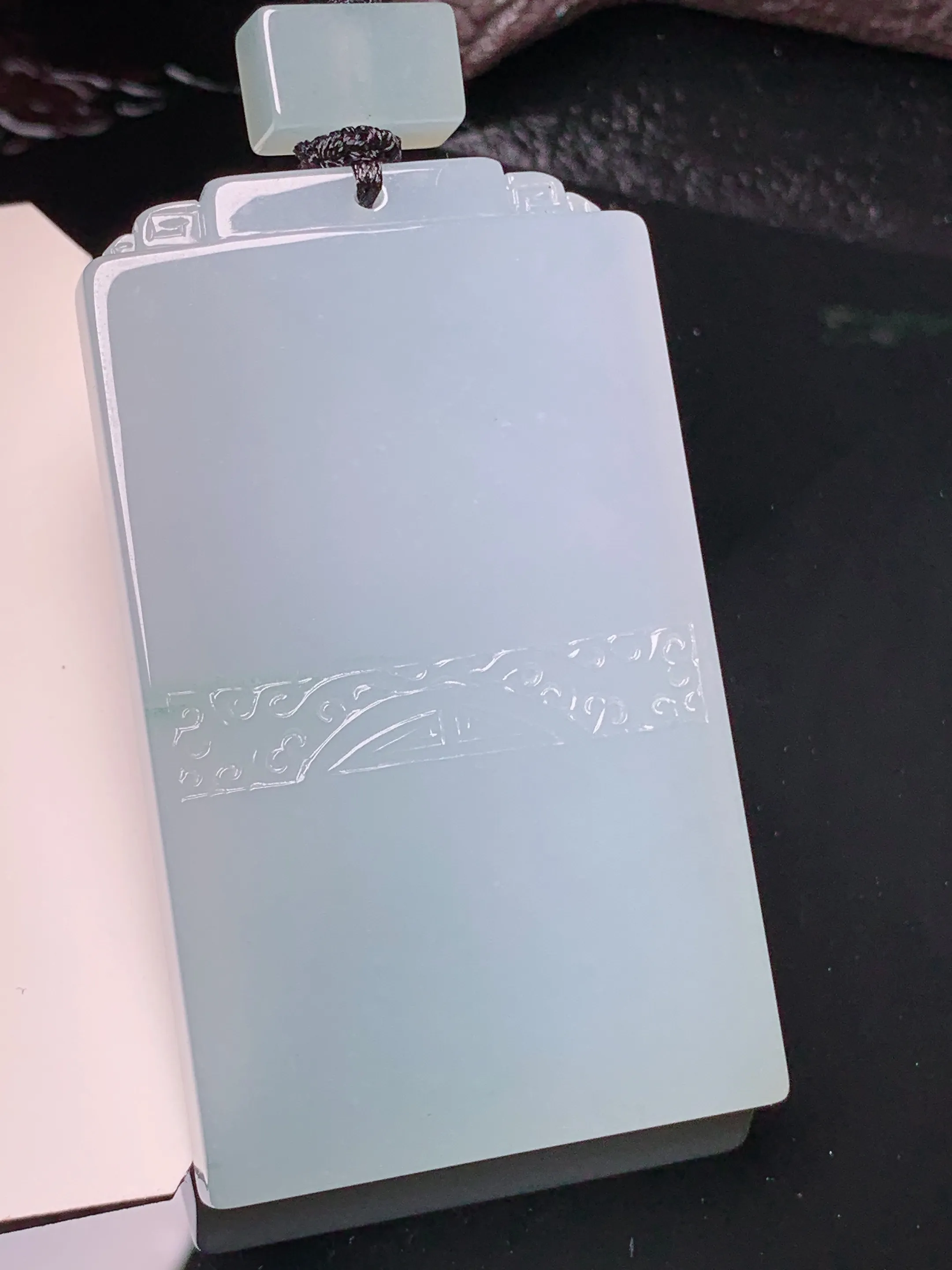 雕花无事牌吊坠 玉质细腻 水润亮眼 色泽艳丽 整体尺寸58.3*34.3*6