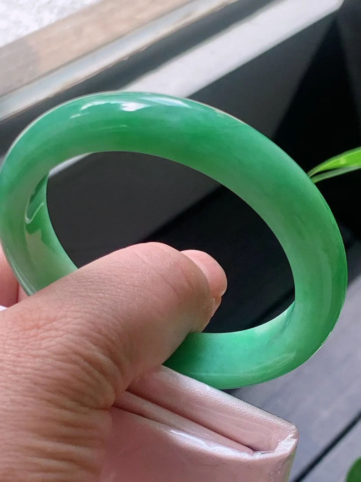 【翡翠名称】老种冰满绿53.8正圈口手镯
【翡翠尺寸】52.8/12.8/8.5mm适合51.8-54正圈口佩戴
【翡翠描述】宝贝种老水足，玉质细腻，色泽靓丽，性价比高，佩戴效果好！
【其它赠送】权威证书/精美挂绳盒子/支持全国复检