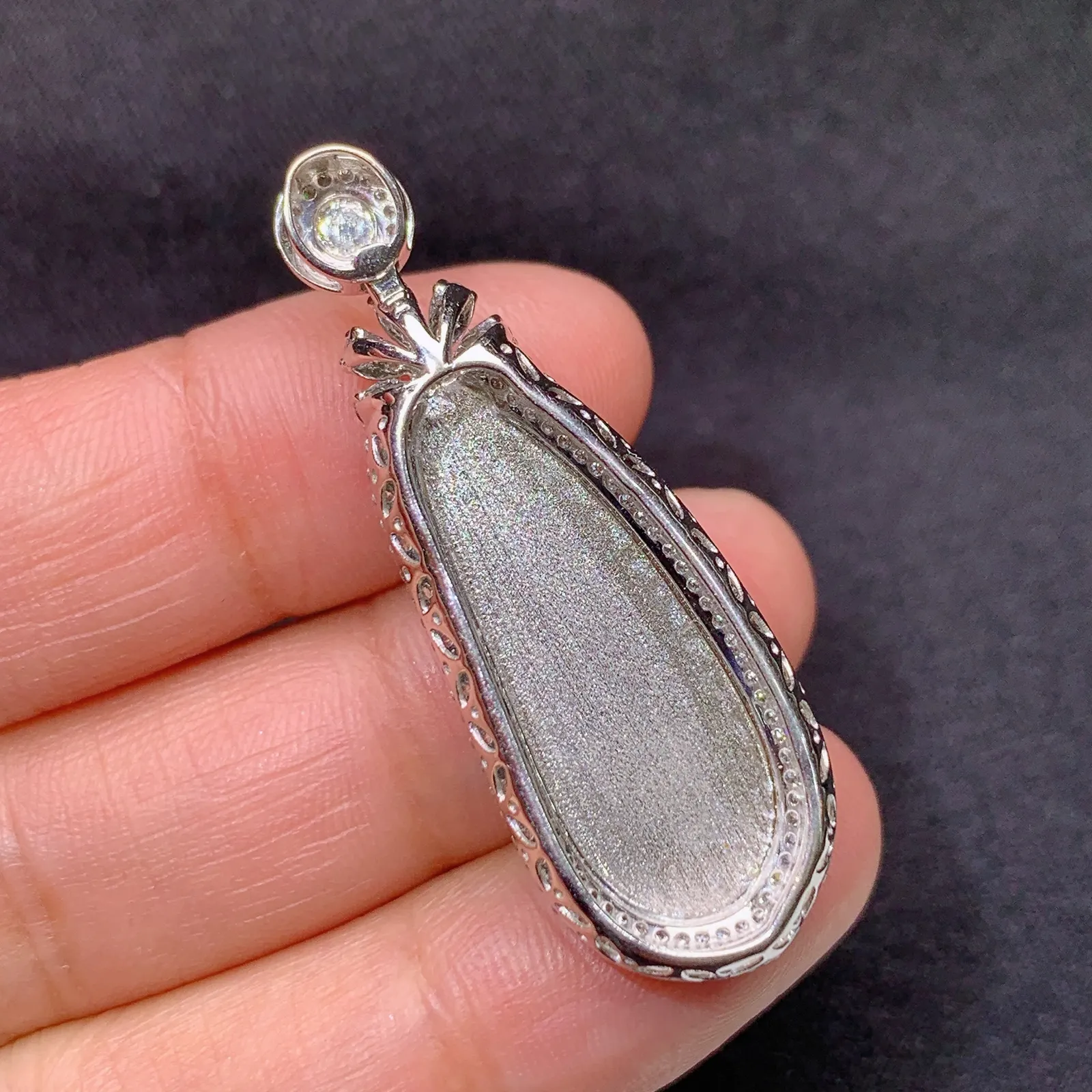 阳绿福豆吊坠，18k金镶嵌，色泽鲜阳，冰润鲜艳，种水足， 尺寸40.7*14.6*9.6