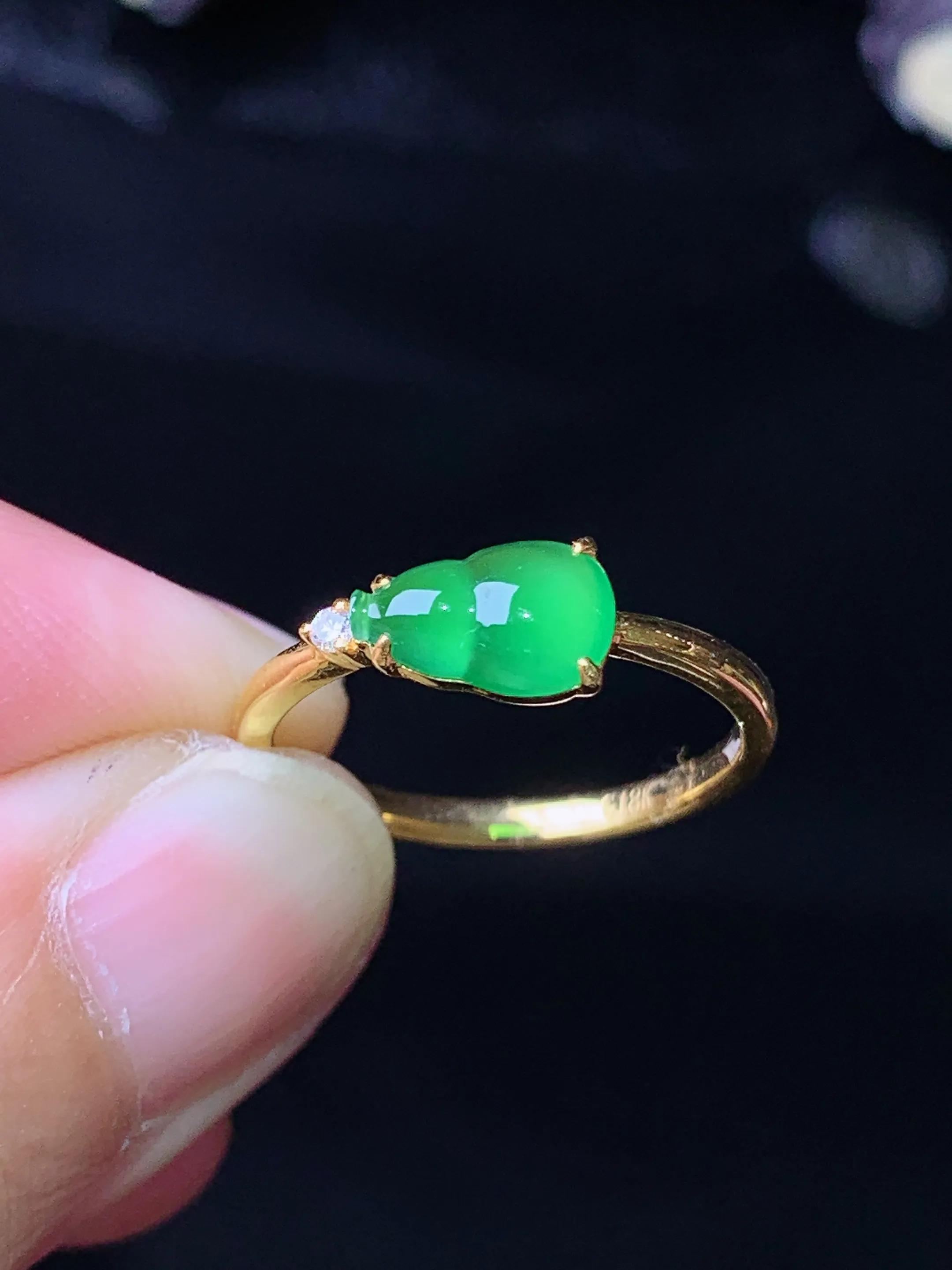 18k金钻镶嵌翠绿葫芦戒指 玉质细腻 水润亮眼 色泽艳丽 圈口10.5 裸石尺寸8*5.2*2.5