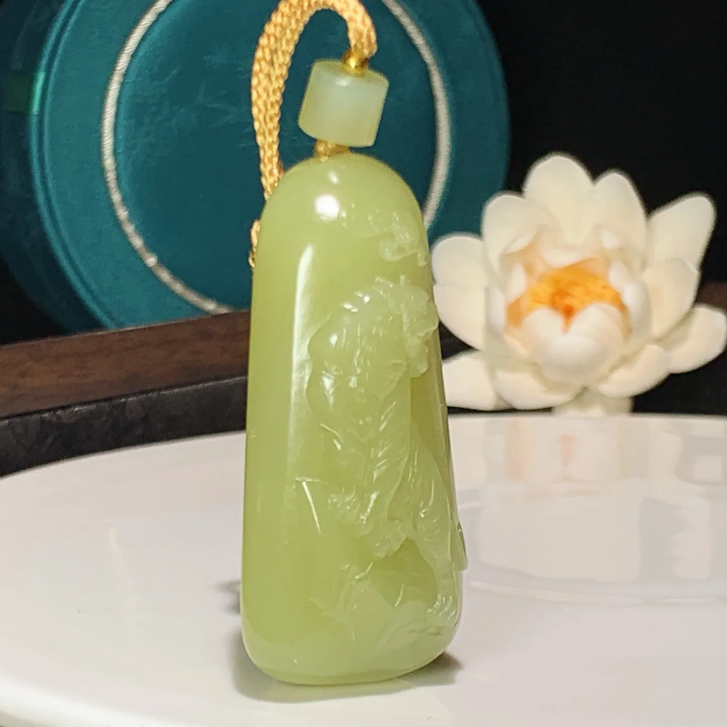 新疆和田玉若羌黄口料龙佑一方挂件。尺寸56/27/15重43克。玉质细腻油润。手推出油。佩戴高端典雅