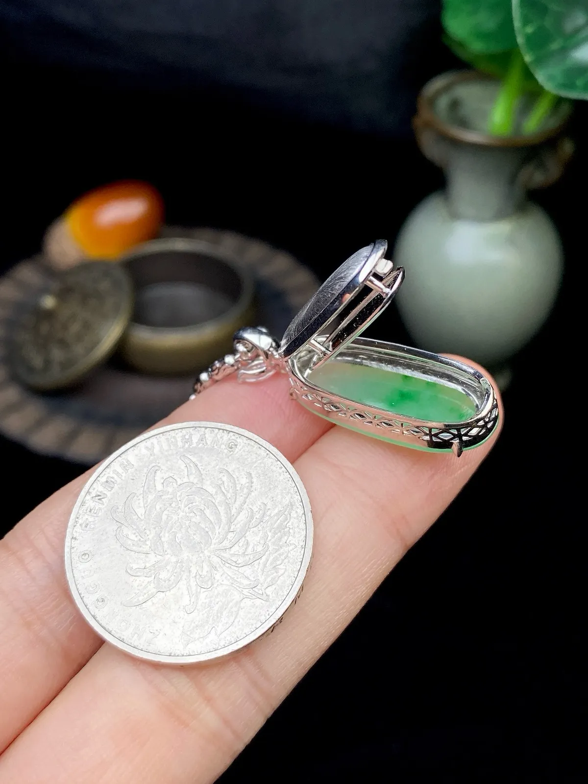 【冰种飘绿福瓜吊坠】种水上乘，晶莹剔透，纯净通透，18k金钻精美镶嵌，裸石尺寸24.5*10*3.1毫米