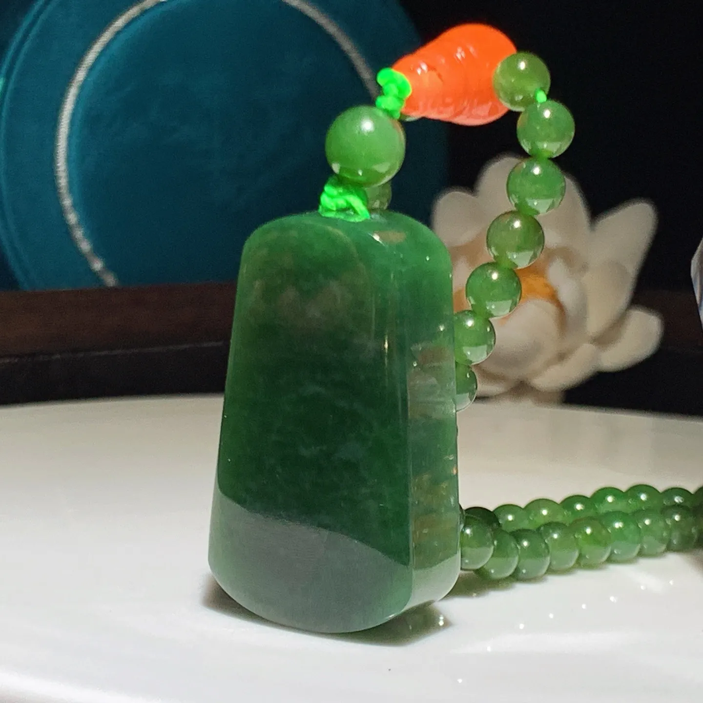 和田玉菠菜绿俄罗斯碧玉平安无事牌挂件。尺寸43/25/14重72克。玉质细腻油润。手推出油。佩戴高端