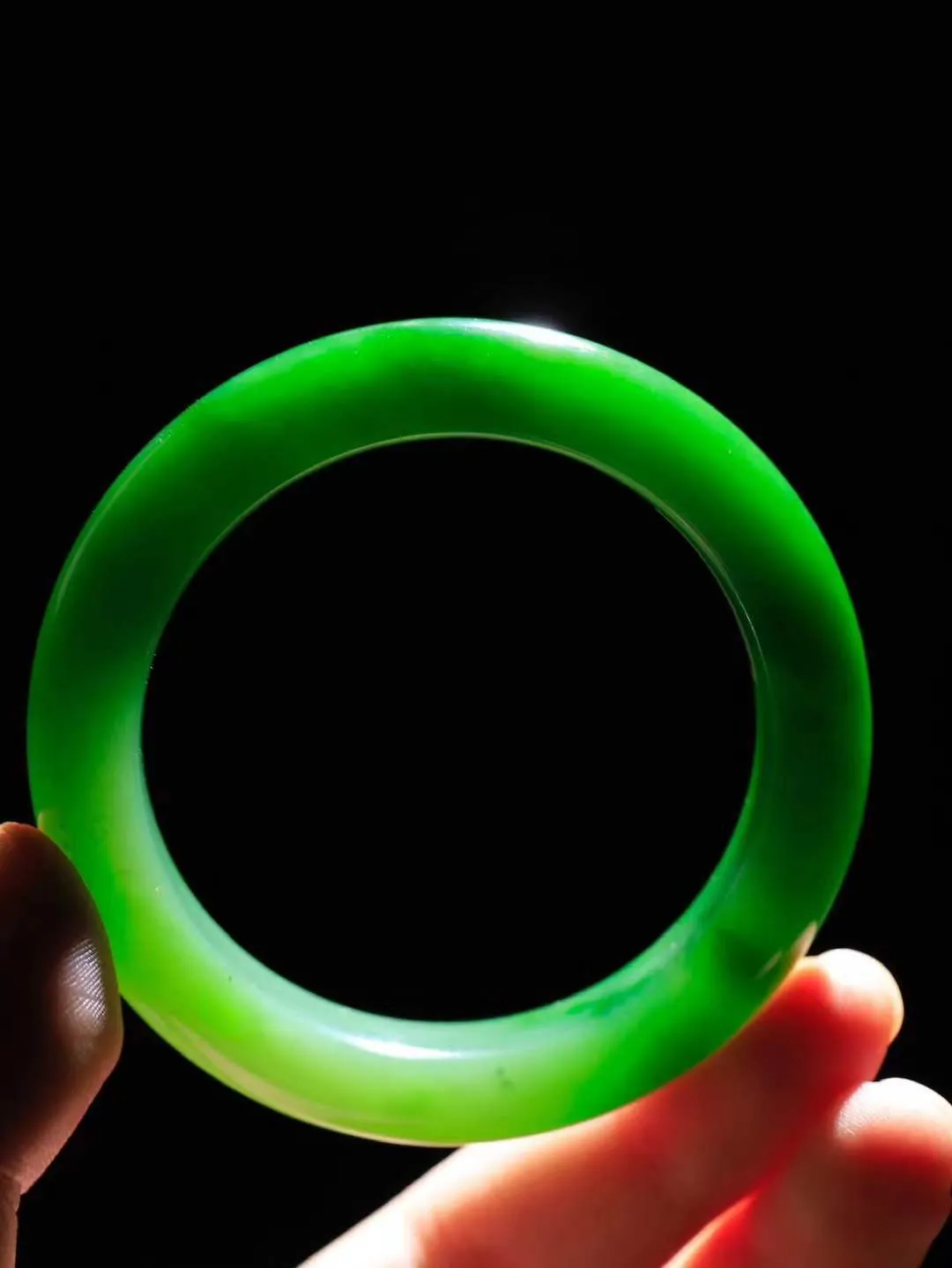 【碧波流转·手镯】

收藏级️和田玉碧玉手镯，玉质细腻温润，手感舒适，️线条流畅，简约大气，美自天成，佩戴于腕间，婉约之美，举手投足间透出那份低调奢华，醉人心扉。
重58.5克 内径圈口53.3mm尺寸11.7-9.7mm  FDA-131201208