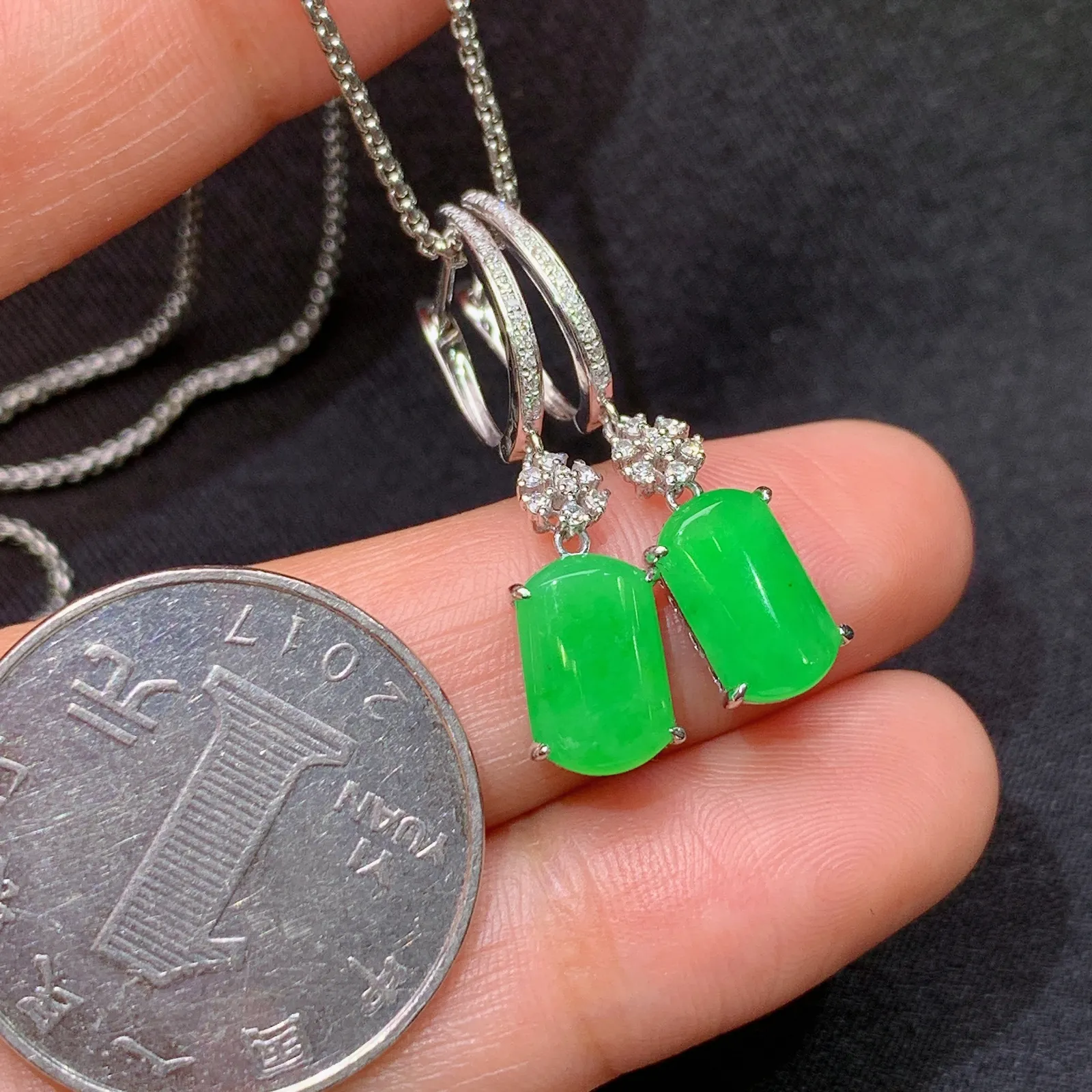 阳绿马鞍耳坠，18k金镶嵌，简约时尚，冰润色阳，种水足，Yt 尺寸9.3*5.8*2