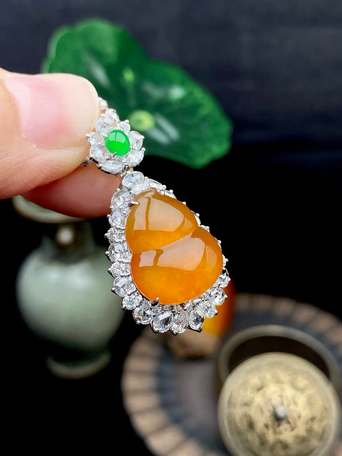 【冰种黄翡葫芦吊坠】质地细腻，冰感十足，晶莹透亮，18K金钻镶嵌，裸石尺寸14.8*12.1*3.8