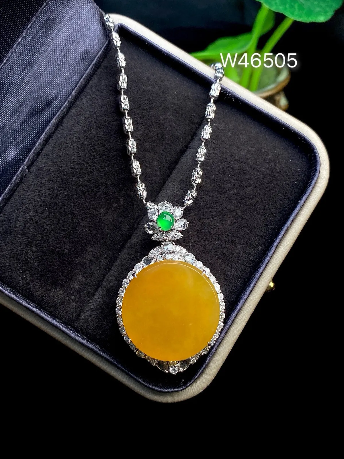 【冰种黄翡圆无事牌吊坠】质地细腻，冰润通透，晶莹闪亮。收藏品质，18k金钻镶嵌，裸石尺寸18*3毫米