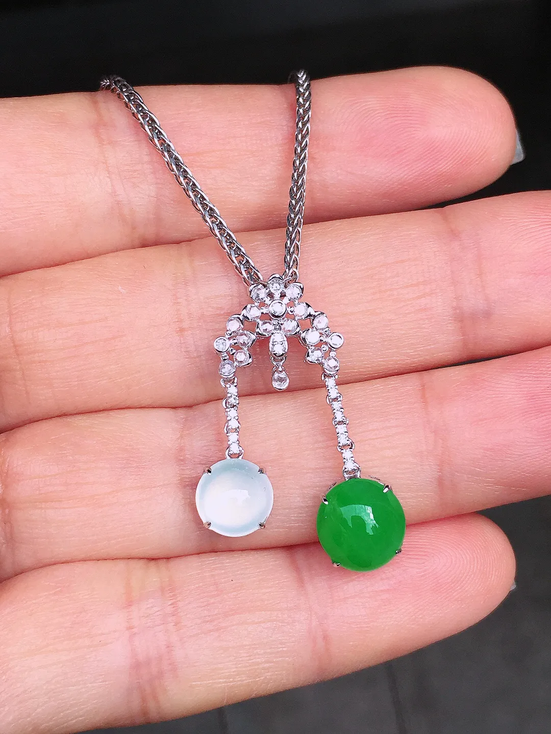 （冰+绿）二合一吊坠，色泽均匀艳丽，玉质细腻，荧光感超
强，饱满圆润，尽显优雅气质，18k
金豪华镶