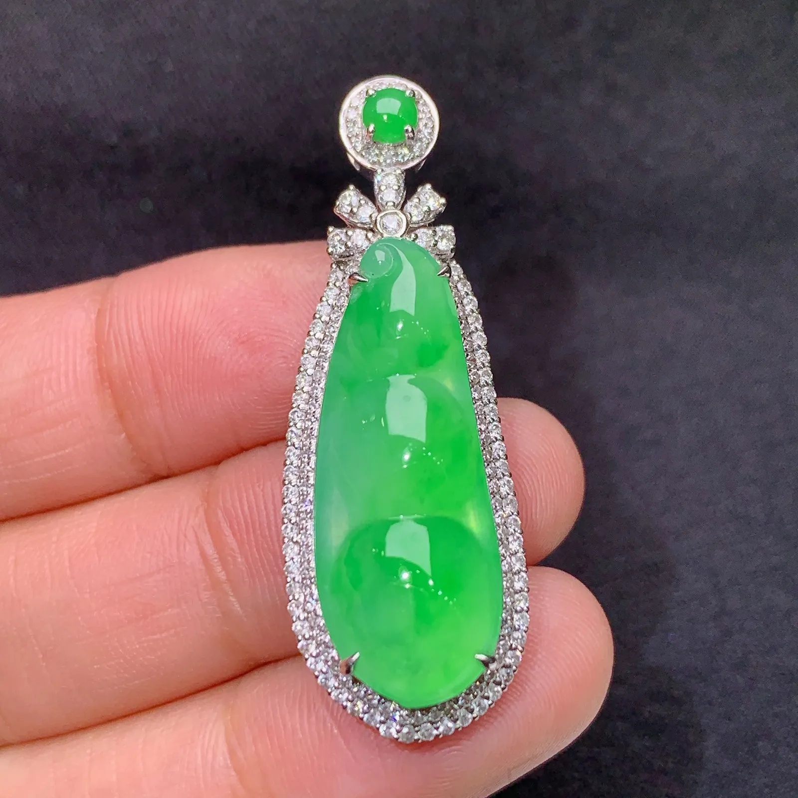 阳绿福豆吊坠，18k金镶嵌，色泽鲜阳，冰润鲜艳，种水足， 尺寸40.7*14.6*9.6