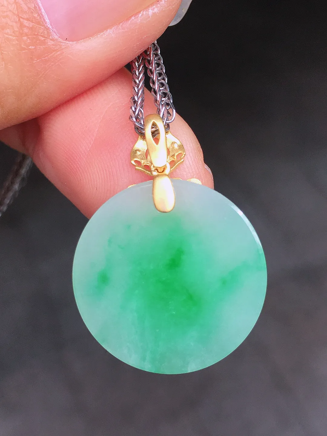 飘绿平安扣吊坠，色泽艳丽，玉质细腻，荧光感超
强，饱满圆润，尽显优雅气质，18k
金豪华镶嵌