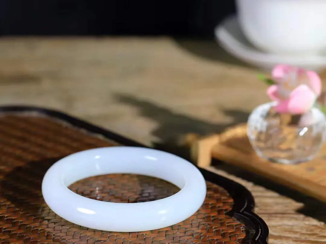 【花样年华·手镯】

精品和田玉白玉手镯，质地油润细腻，色泽高贵典雅，镯型古朴典雅。在诗情画意的雨