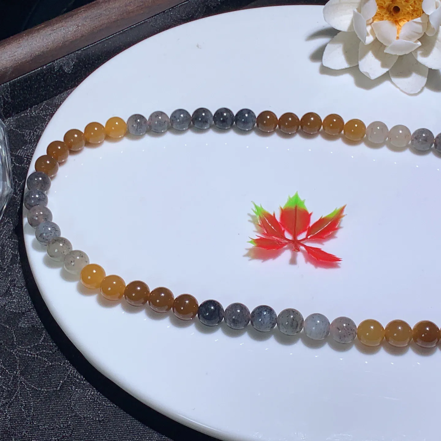 新疆和田玉楼兰三色项链。楼兰三色妈妈链。单颗尺寸8！玉质细腻油润。手推出油。佩戴高端典雅。lt251