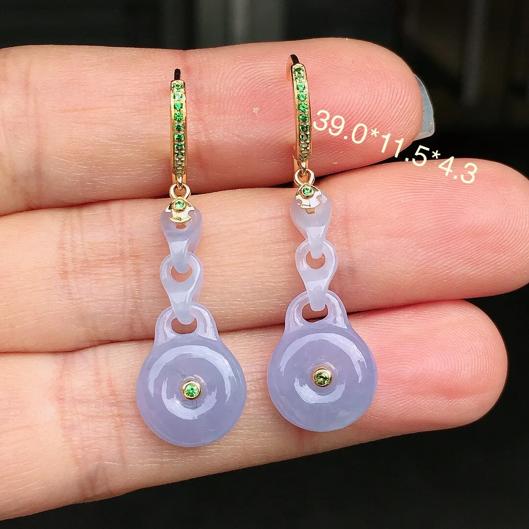 紫罗兰平安扣耳坠，色泽均匀艳丽，玉质细腻，荧光感超
强，饱满圆润，尽显优雅气质，18k
金豪华镶嵌