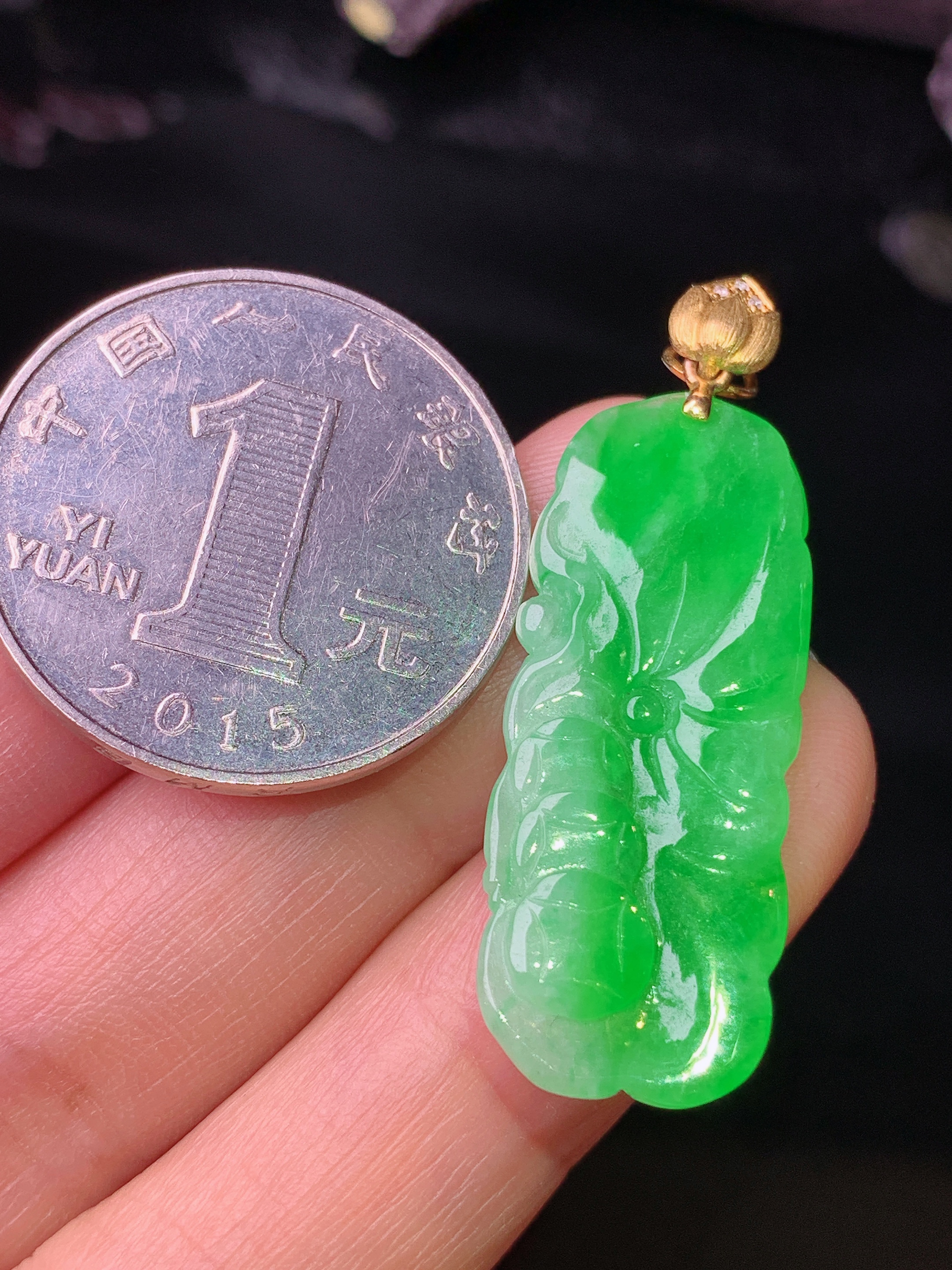 18k金镶嵌翠绿荷叶吊坠 玉质细腻 水润亮眼 色泽艳丽 整体尺寸39.6*13*3