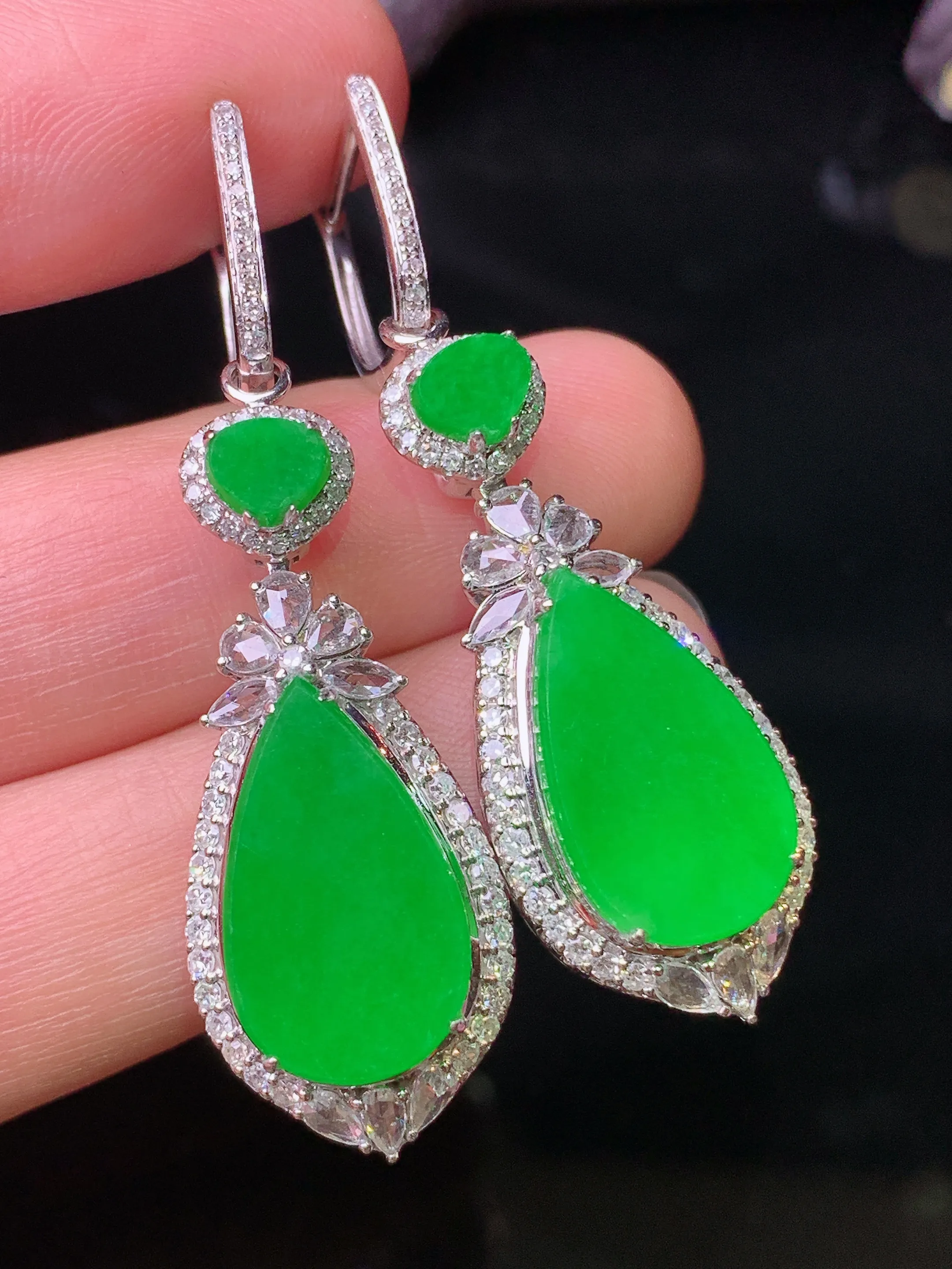 18k金钻镶嵌满绿水滴耳钉吊坠两用款 玉质细腻 水润亮眼 色泽艳丽 整体尺寸46.8*14*8.2