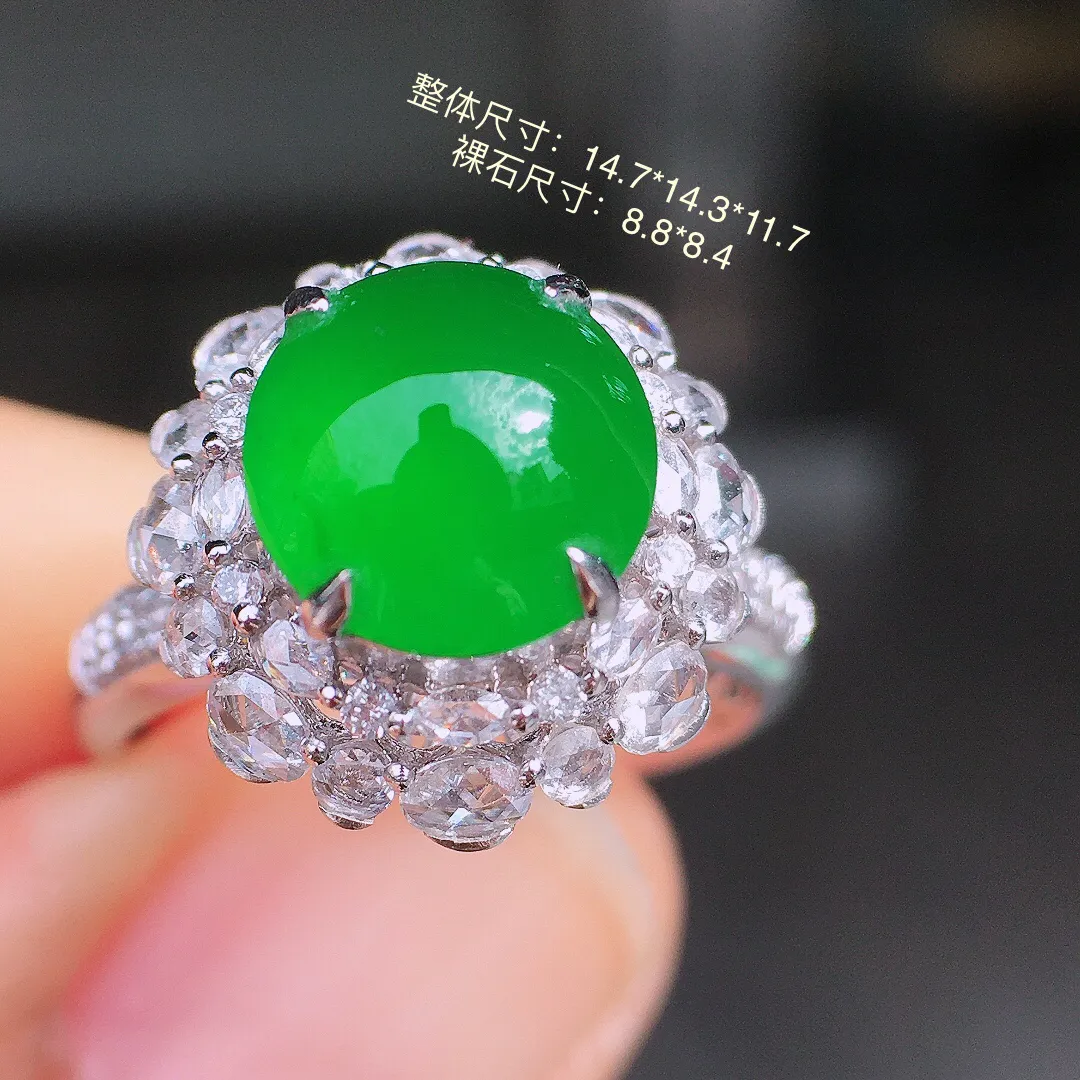 阳绿蛋面戒指，色泽均匀艳丽，玉质细腻，荧光感超
强，饱满圆润，尽显优雅气质，18k
金豪华镶嵌