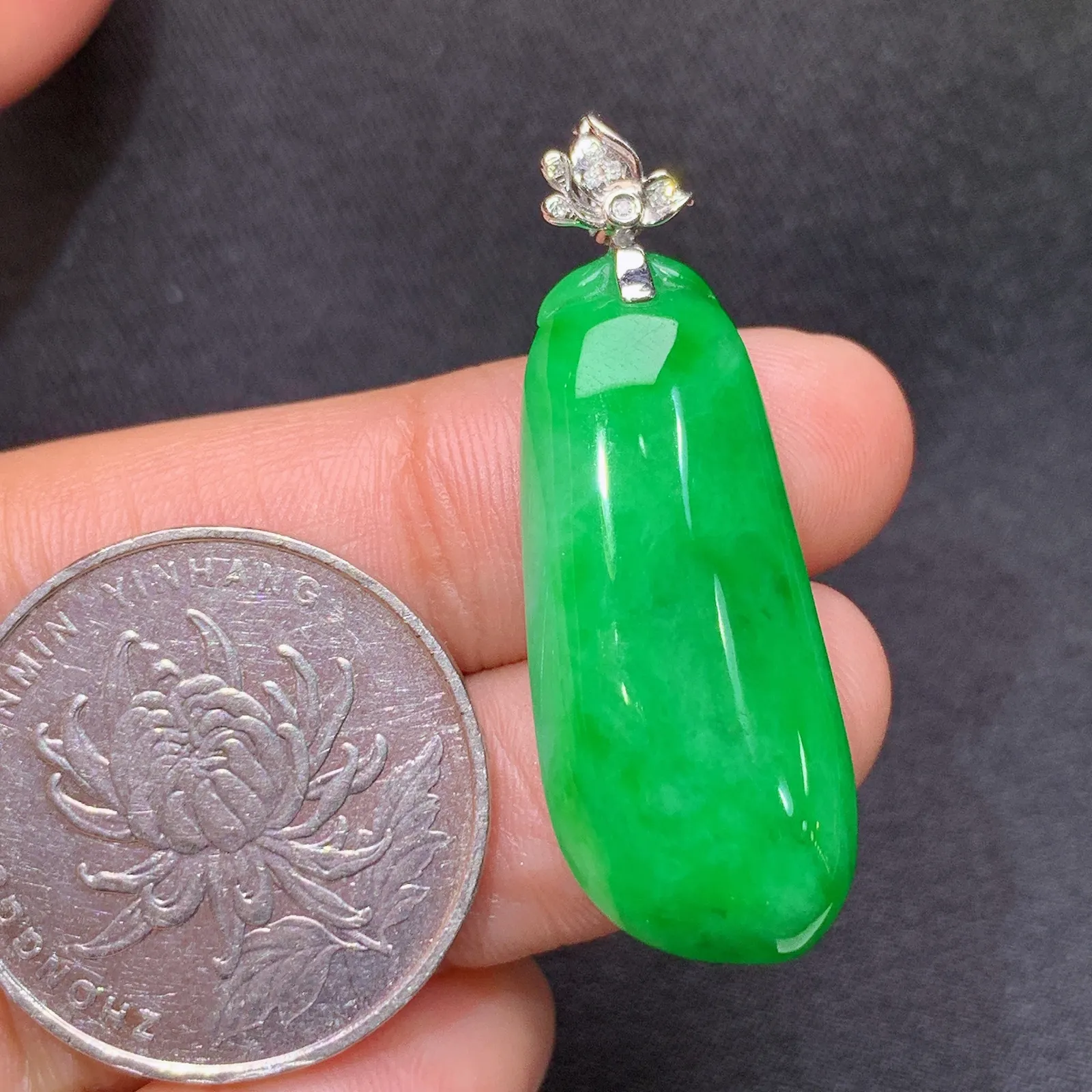 阳绿福瓜吊坠，18k金镶嵌，冰润色阳，玉质细腻，种水足 尺寸38.3*13.3*5