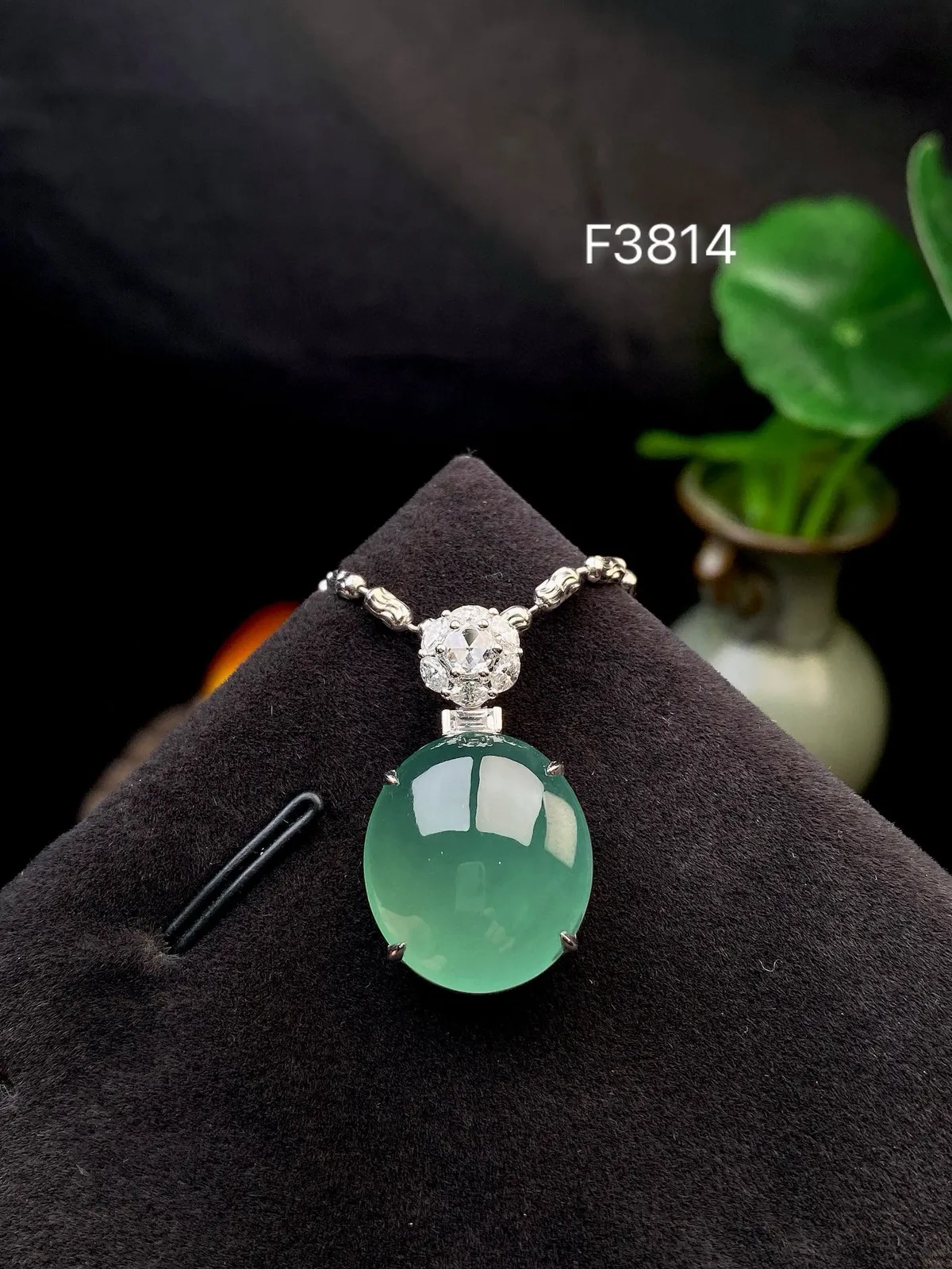 【冰种湖水绿蛋面吊坠】迷人湖水绿，形状非常饱满，冰润通透，种老起光，胶感强烈。质地细腻度均匀度很高，