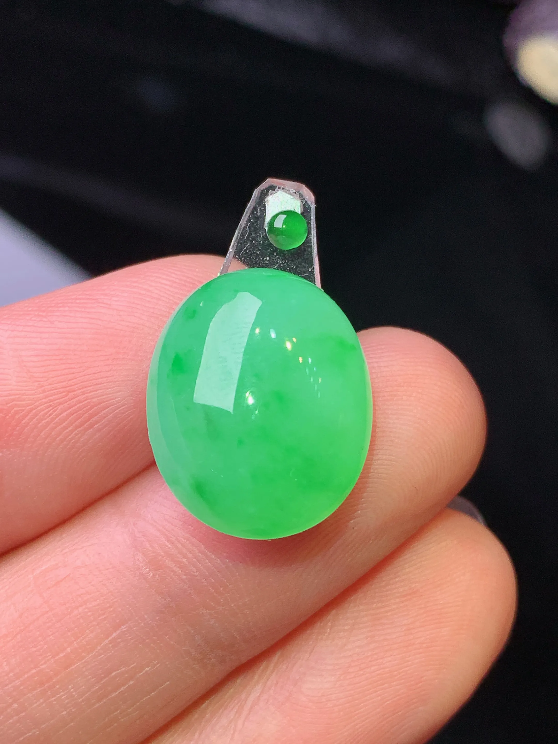 镶嵌款 翠绿蛋面吊坠 玉质细腻 水润亮眼 色泽艳丽 整体尺寸16.6*13.5*6.8