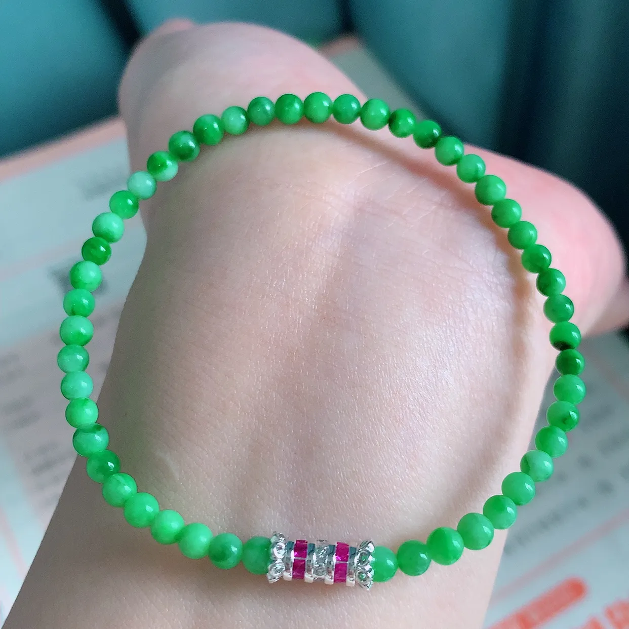 自然光实拍   冰润绿色飘花翡翠手串手链，款式新颖，佩戴效果时尚出众 尽显气质，玉质细腻，美感十足 #003.1取一尺寸3.9mm