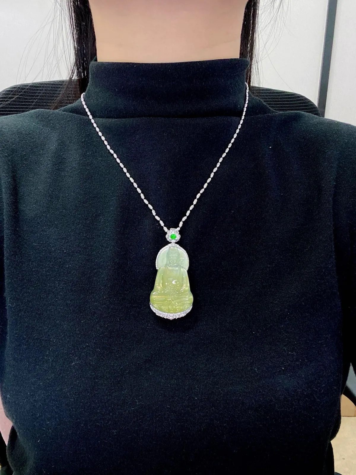 【冰种橄榄绿观音】质地细腻，通透度上佳，冰感十足，适合佩戴，收藏品质，18k金钻镶嵌，裸石尺寸41.5*26.9*2.9毫米