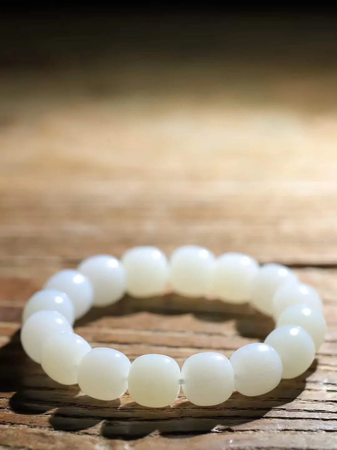 （老型珠.手串）

精品和田白玉老型珠手串，也可做手持，玉质细腻油润 饱满光滑 质朴无华，悠远简单，人心境界远，百世修炼深，心灵常驻善意持，觉悟人生百世修。重69.7克    尺寸取一12.5-13.8mm    541201201L