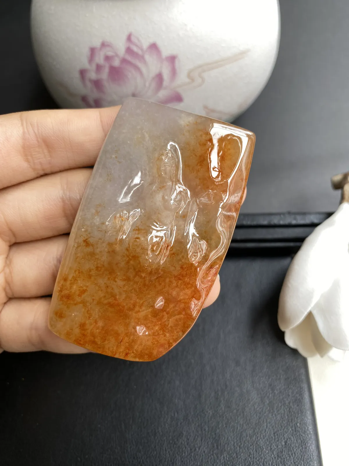 缅甸冰润红翡随形观音牌，种老冰润光泽，尺寸66x40x10.8mm，品相非常厚桩，纯手工雕刻，颜色鲜艳仪态优美，自然光随手拍，性价比高