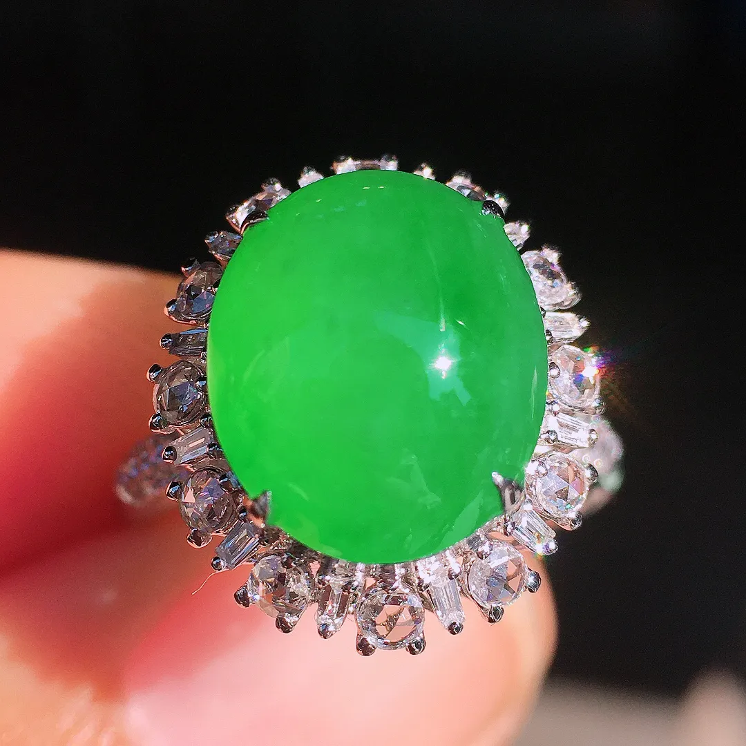 阳绿蛋面戒指，色泽均匀艳丽，玉质细腻，荧光感超
强，饱满圆润，尽显优雅气质，18k
金豪华镶嵌