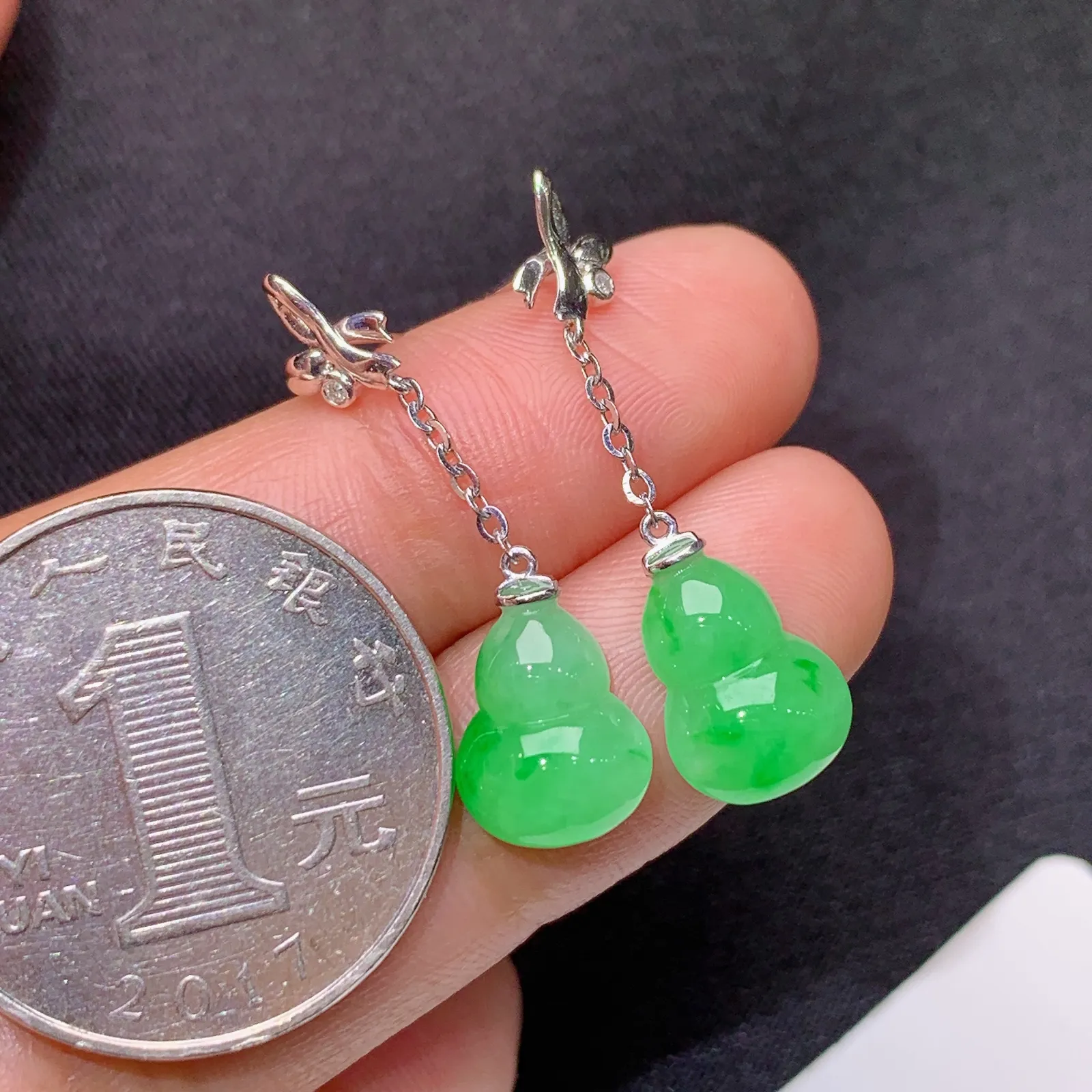 翠绿葫芦耳坠，18k金镶嵌，简约时尚，冰润色阳，种水足，Ax 尺寸11*7.8*3