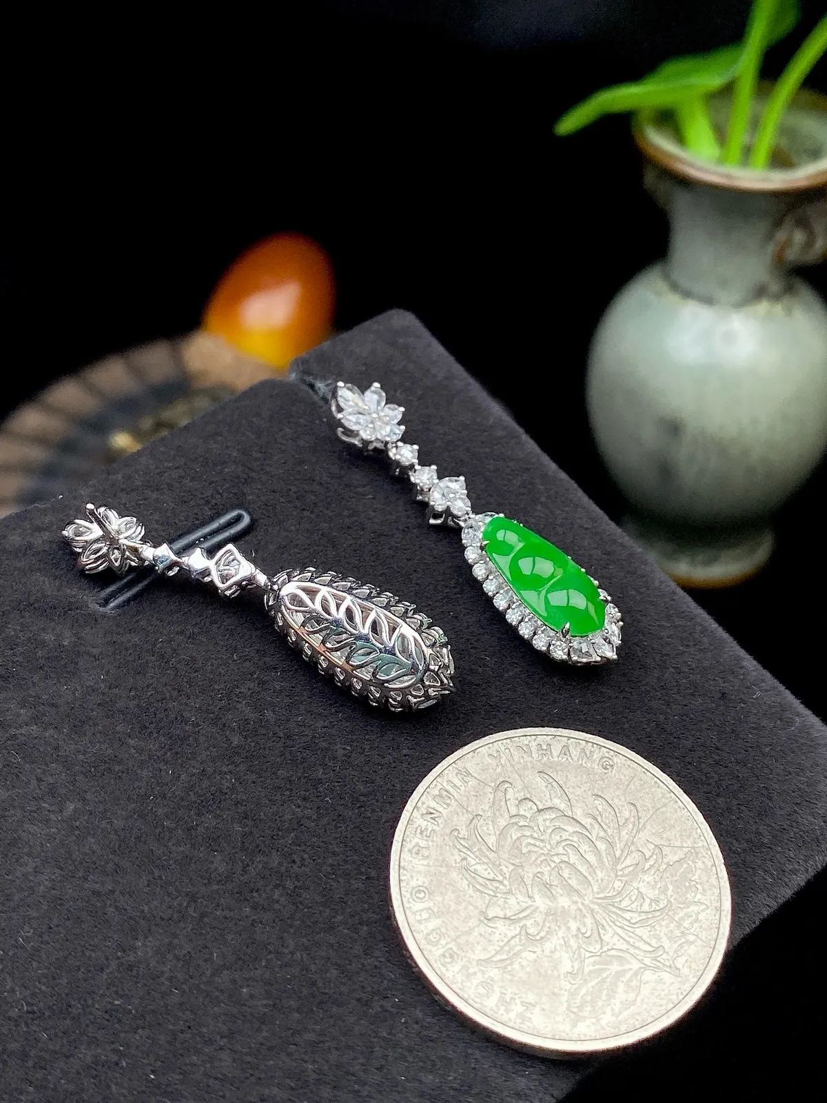 【冰种满绿福豆耳坠】种水上乘，阳绿色泽，纯净通透，收藏品质，18k金钻豪华镶嵌，裸石尺寸12.8*5.6*2.6毫米