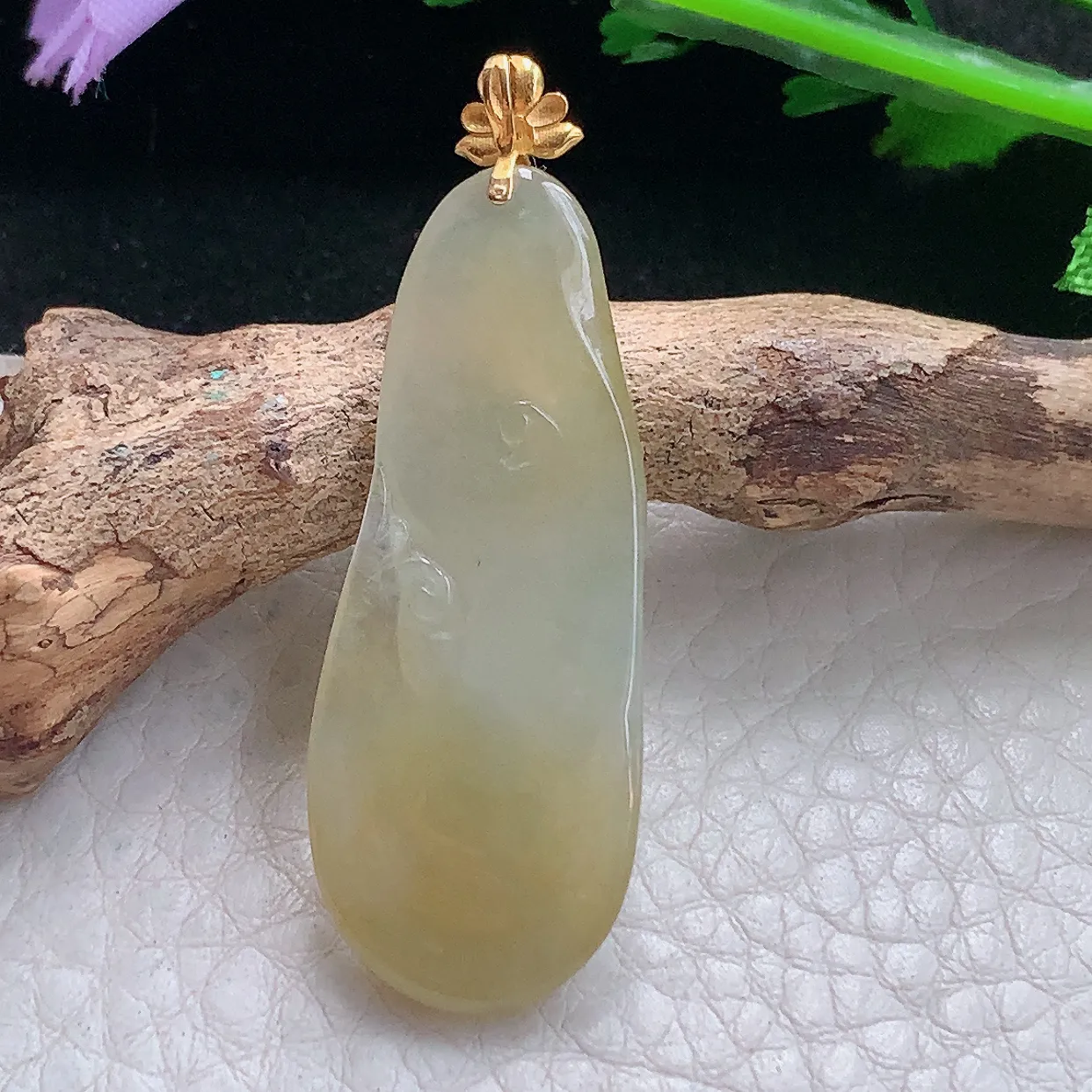 x54自然光45*15.5*5精美翡翠a货冰润冰清玉洁玉吊坠 玉挂件