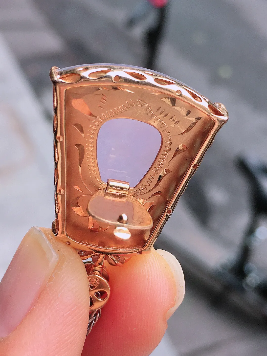 紫罗兰无事牌吊坠，色泽均匀艳丽，玉质细腻，荧光感超
强，饱满圆润，尽显优雅气质，18k
金豪华镶嵌