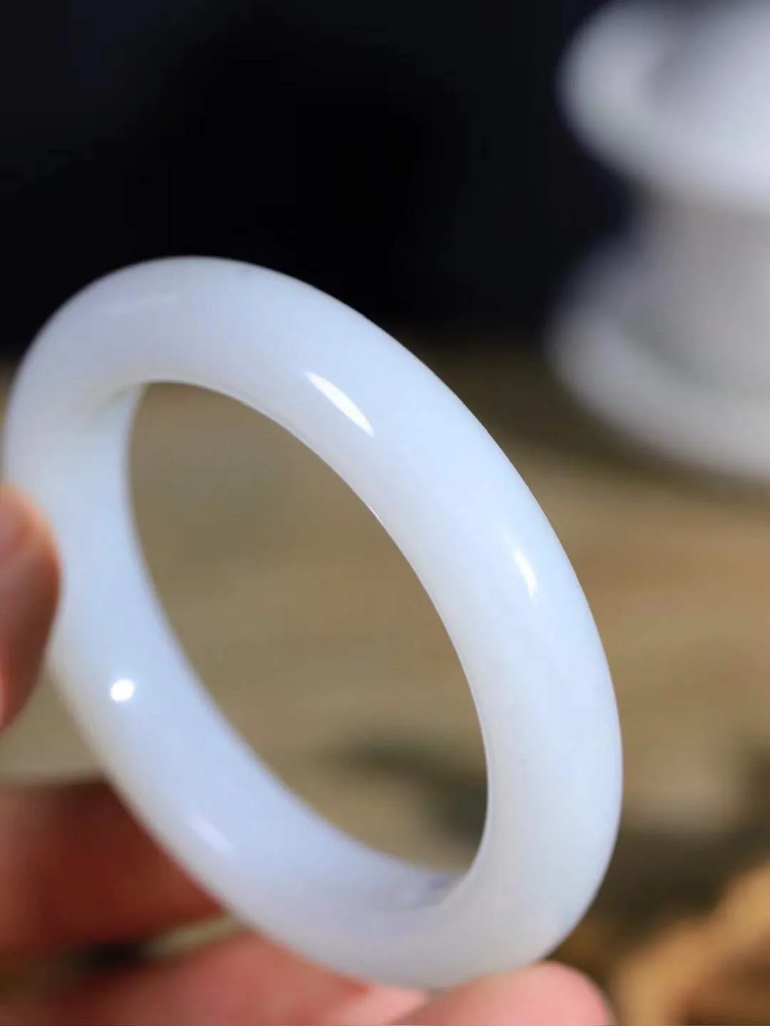 【花样年华·手镯】

精品和田玉白玉手镯，质地油润细腻，色泽高贵典雅，镯型古朴典雅。在诗情画意的雨巷相遇，你是我腕间的一抹风情，有你眸有深情，清风荡漾湖间静水，我愿俯身低眉，在烟波涟漪处，寻你深情倩影。内径54mm尺寸12.4-9.8mm 重59.35克fDA-781271224