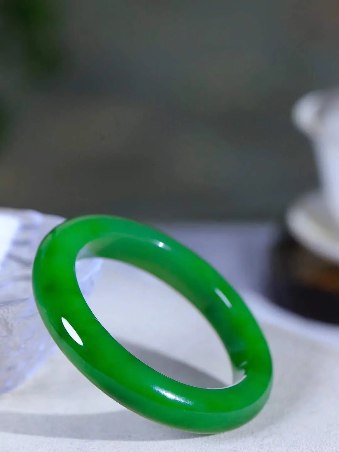 【碧波流转·手镯】

收藏级️和田玉碧玉手镯，玉质细腻温润，手感舒适，️线条流畅，简约大气，美自天成，佩戴于腕间，婉约之美，举手投足间透出那份低调奢华，醉人心扉。
重58.5克 内径圈口53.3mm尺寸11.7-9.7mm  FDA-131201208