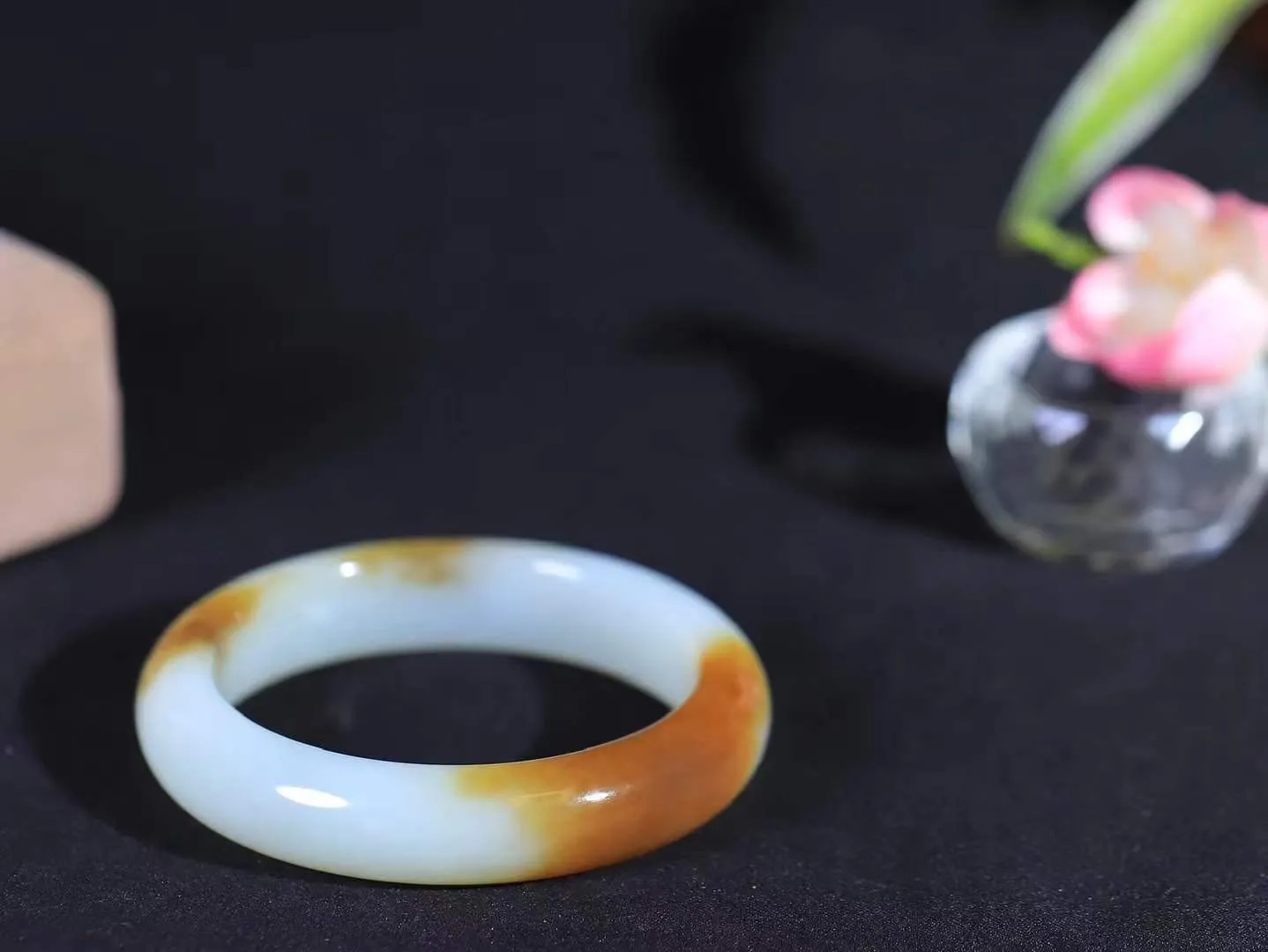 【暖玉生香·手镯】

精品和田玉糖白玉手镯，质地油润细腻，色泽高贵典雅，镯型古朴典雅。在诗情画意的