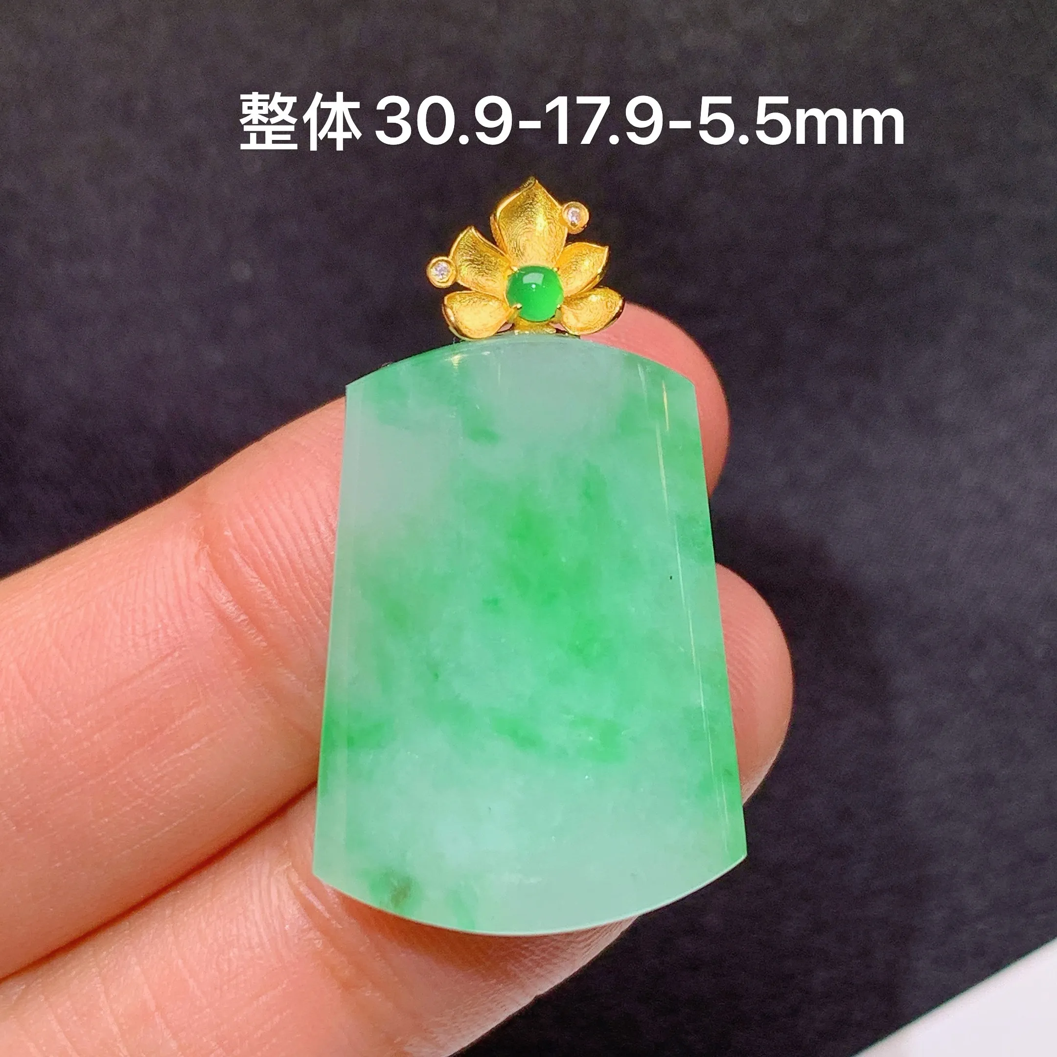 冰飘绿无事牌吊坠，18k金镶嵌，冰润色阳，玉质细腻，种水足，Xz整体尺寸30.9*17.9*5.5