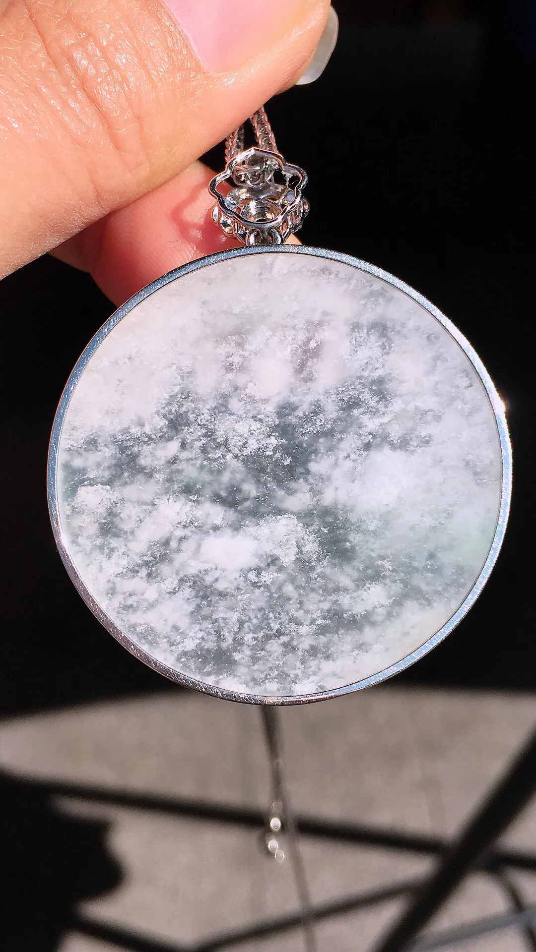 冰种平安扣吊坠，色泽均匀艳丽，玉质细腻，荧光感超
强，饱满圆润，尽显优雅气质，18k
金豪华镶嵌