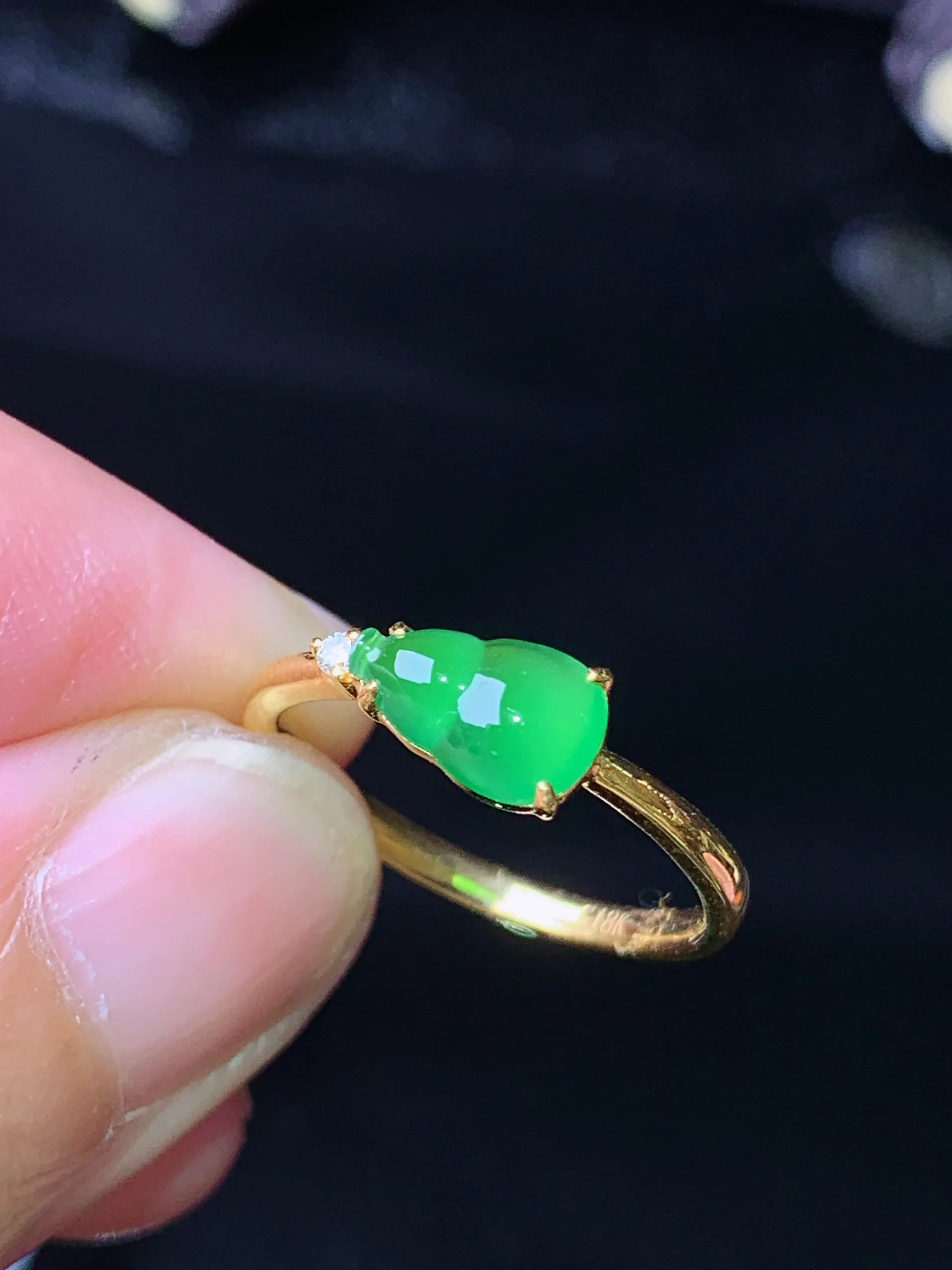 18k金钻镶嵌翠绿葫芦戒指 玉质细腻 水润亮眼 色泽艳丽 圈口10.5 裸石尺寸8*5.2*2.5