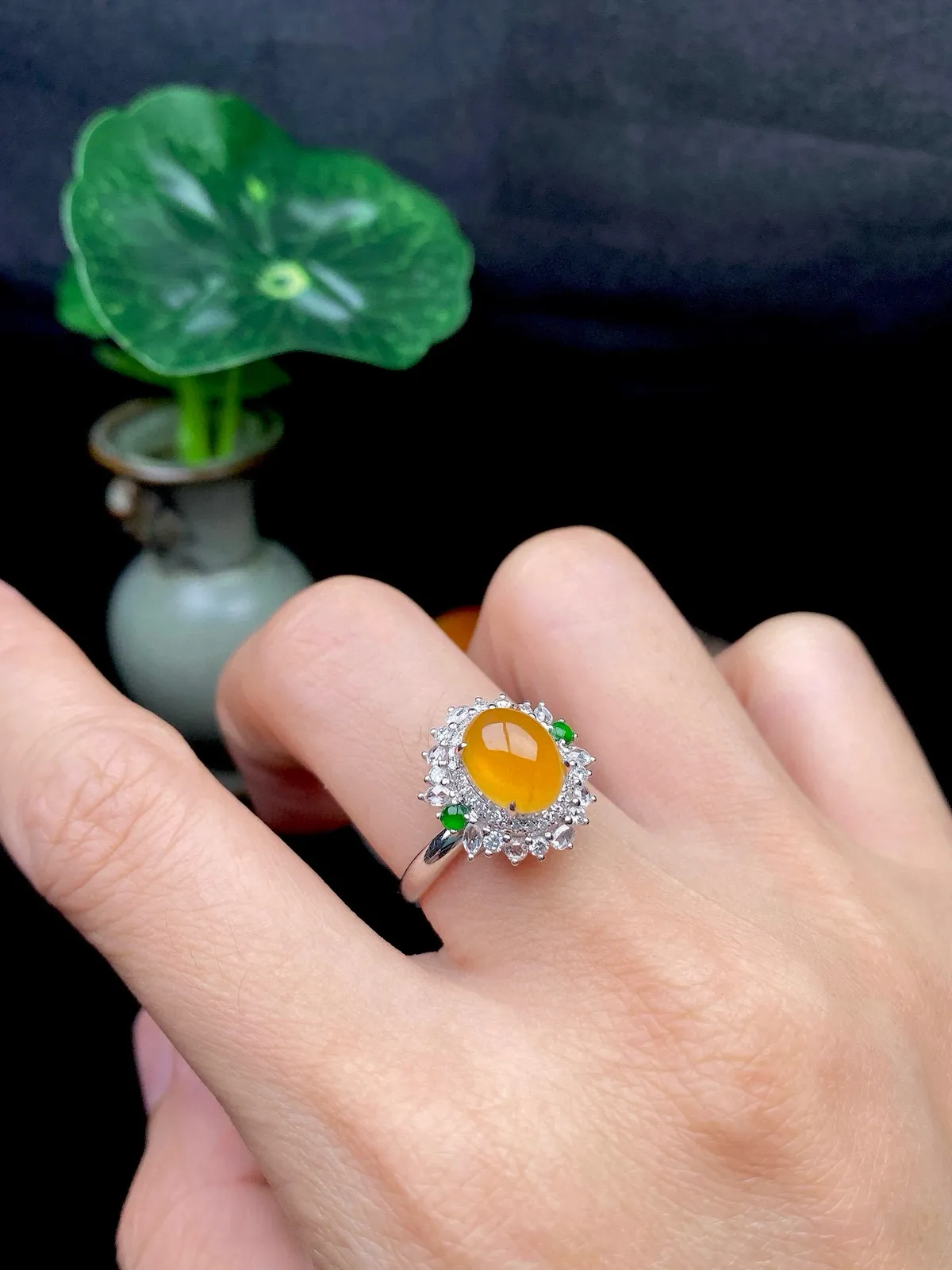 【冰种黄蛋戒指】种水上乘，晶莹剔透，纯净通透，18k金钻精美镶嵌，裸石尺寸8.6*6.7*4.3毫米，圈口可改