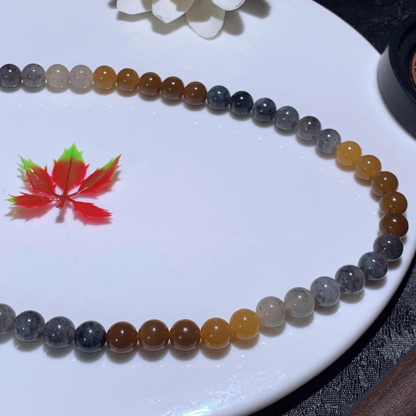 新疆和田玉楼兰三色项链。楼兰三色妈妈链。单颗尺寸8！玉质细腻油润。手推出油。佩戴高端典雅。lt251213